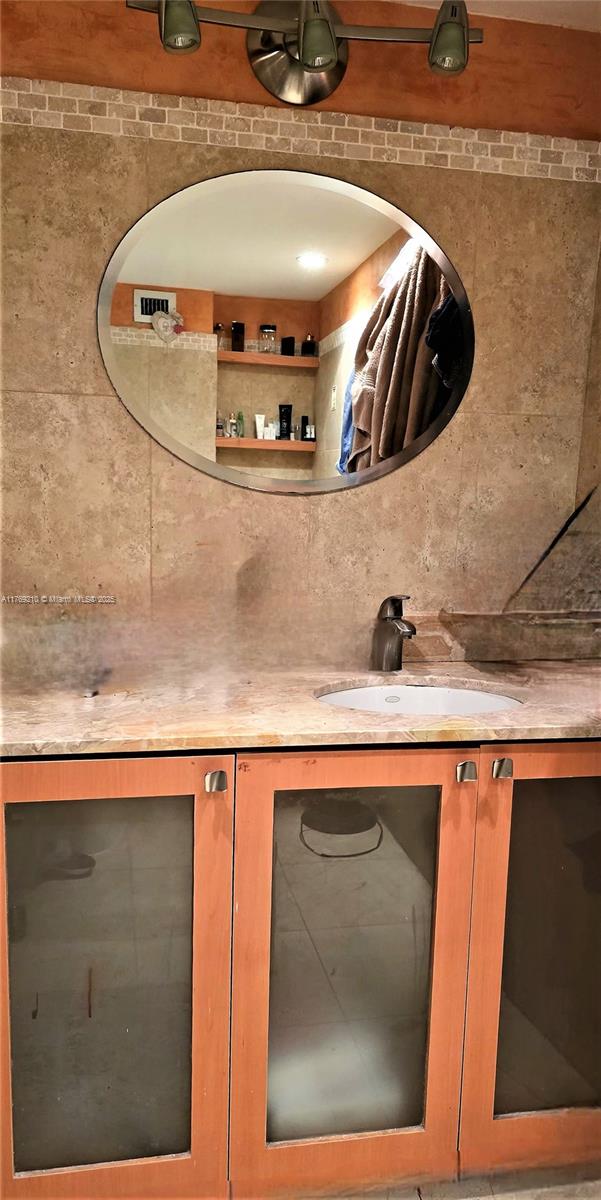 6039 Collins Ave # 504