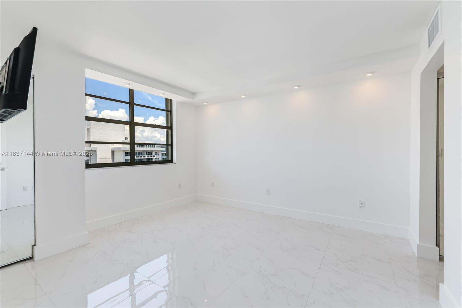 5701 Collins Ave # 1611