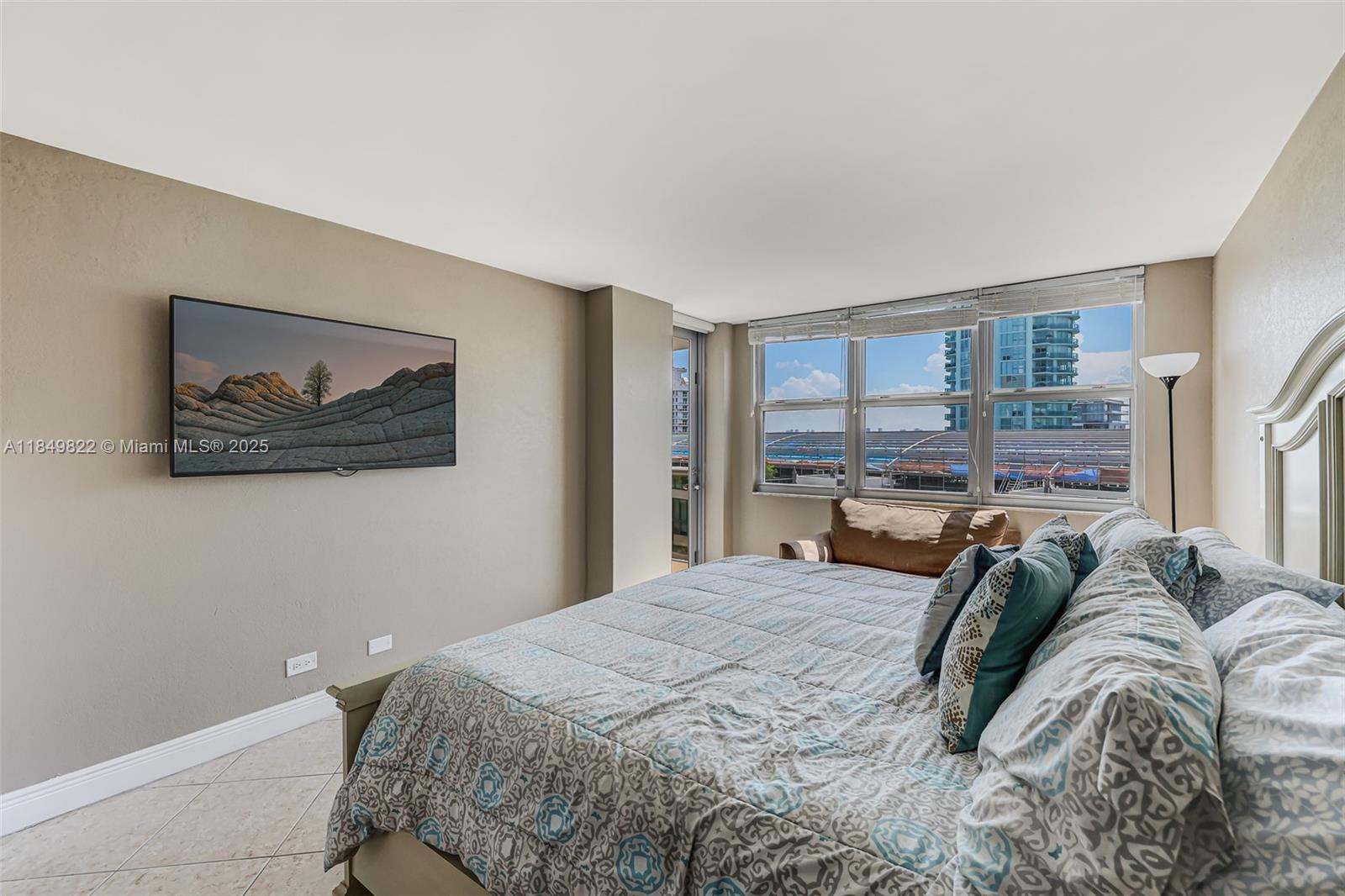 6039 Collins Ave # 936