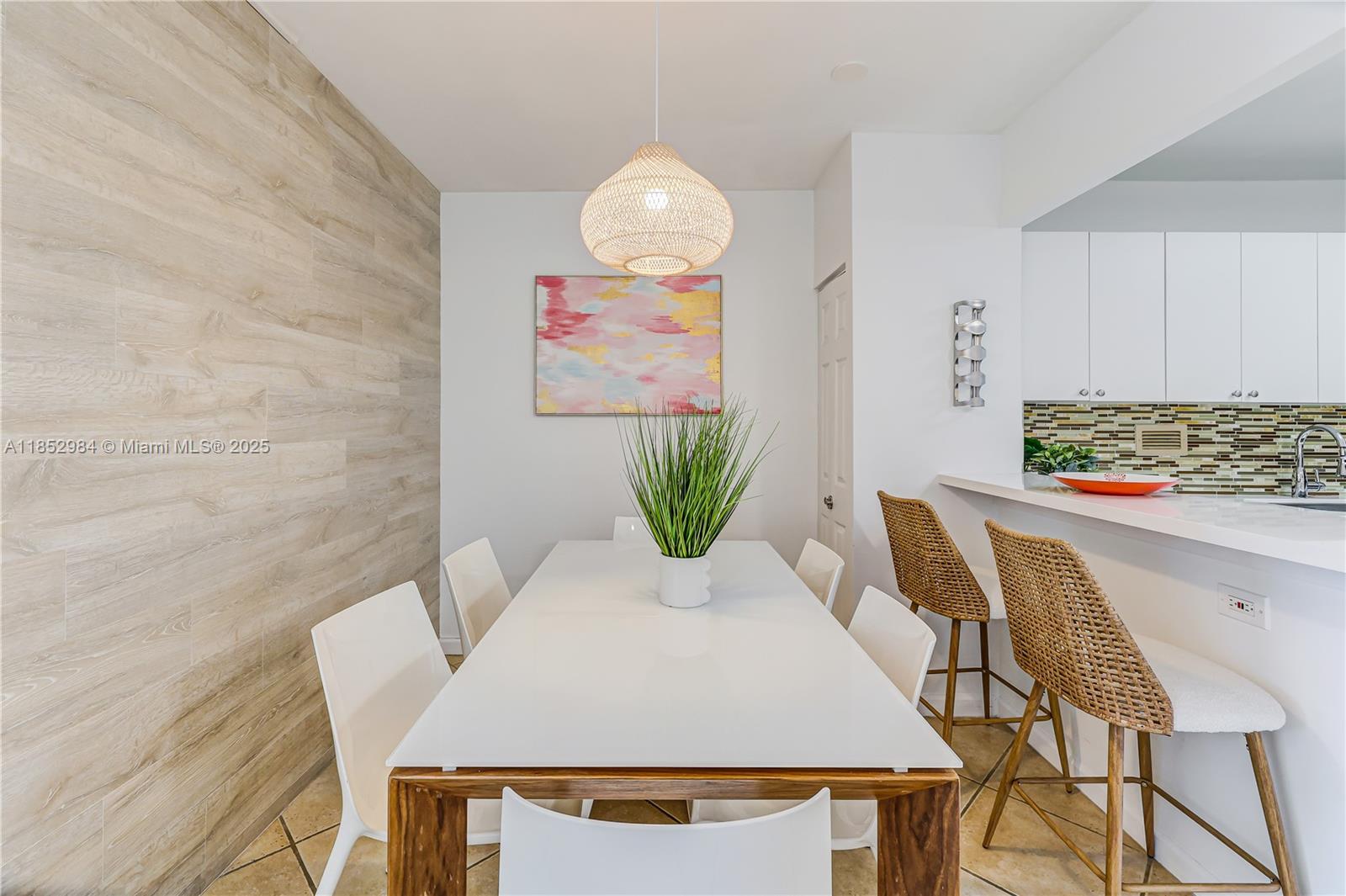 2301 Collins Ave # 523