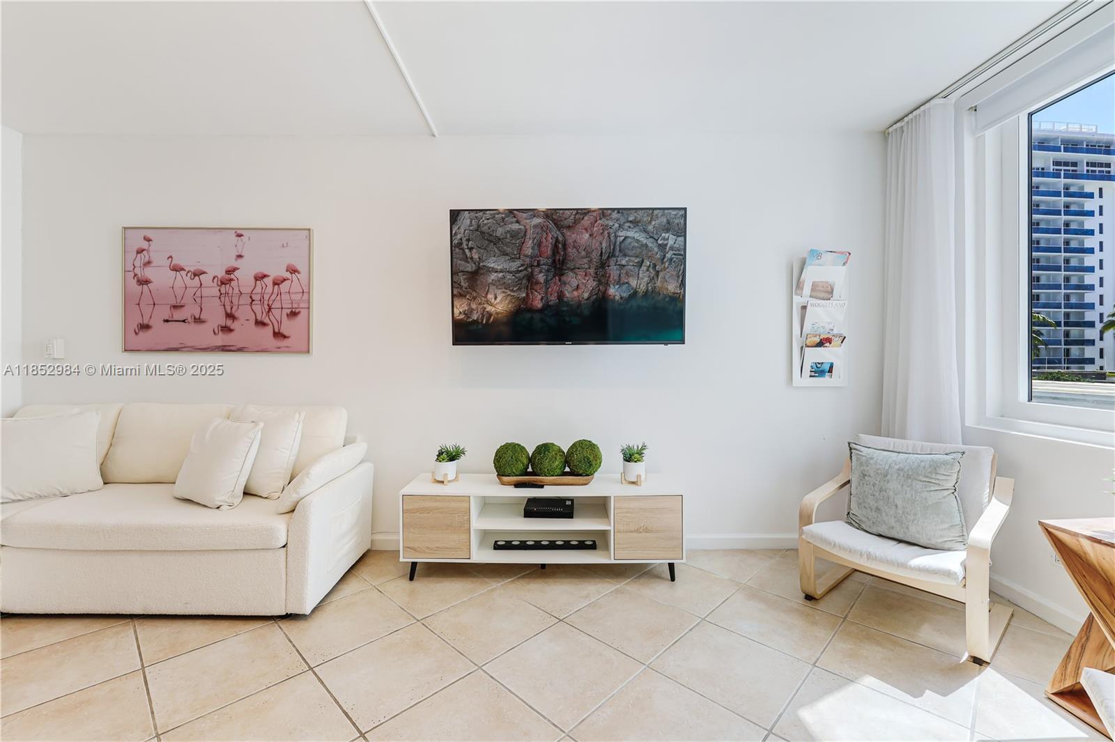 2301 Collins Ave # 523