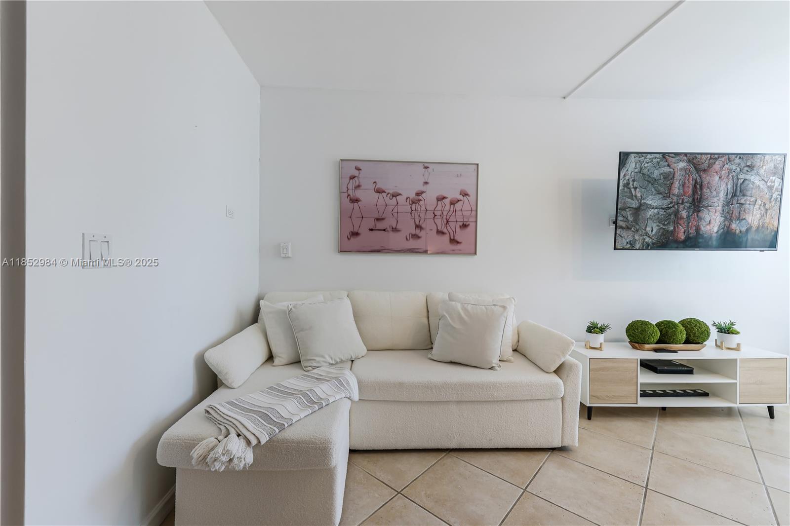 2301 Collins Ave # 523