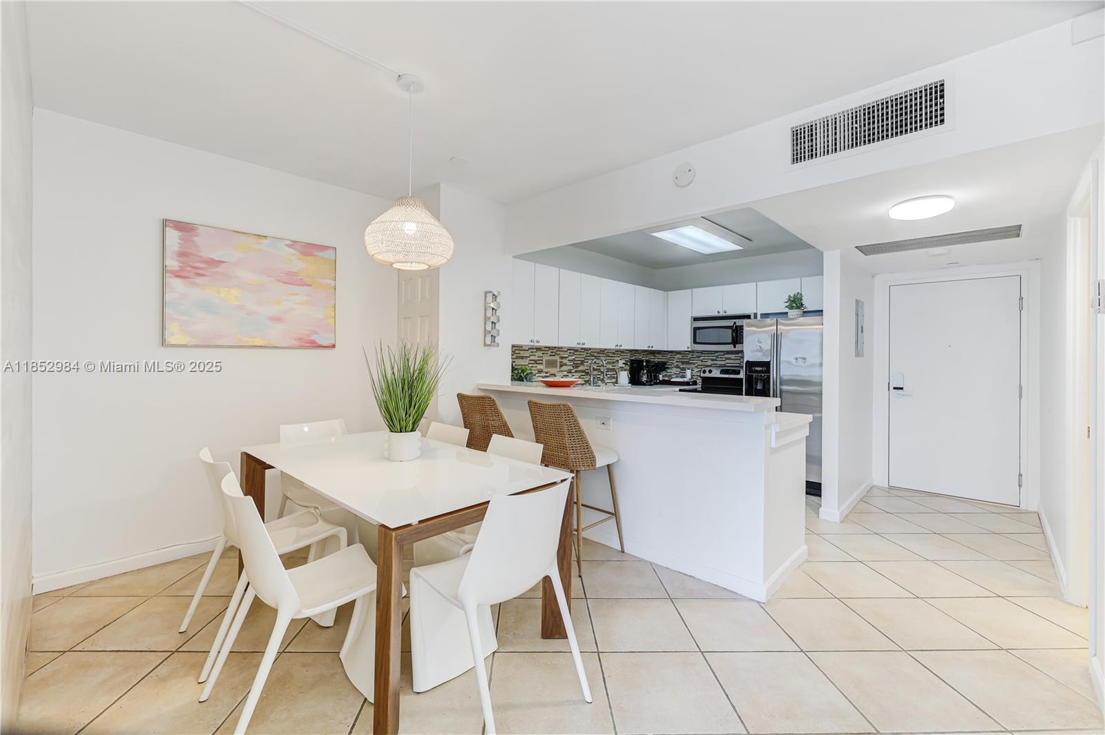 2301 Collins Ave # 523