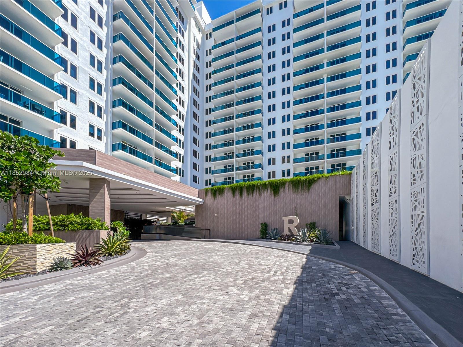 2301 Collins Ave # 523