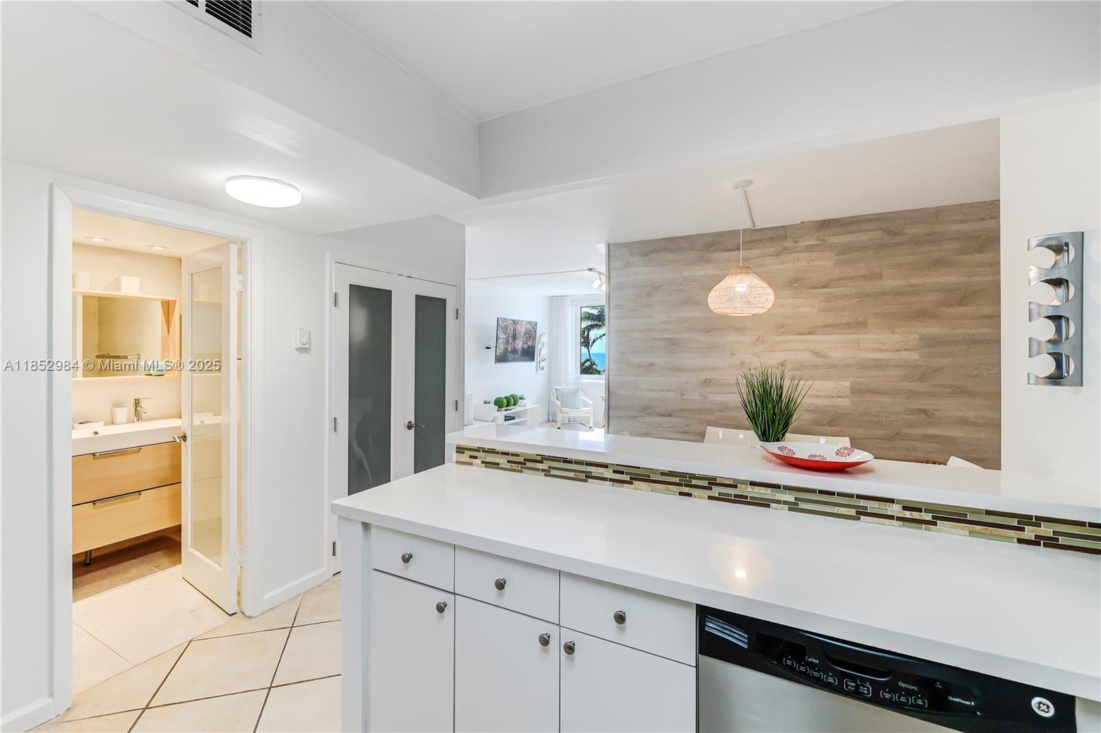 2301 Collins Ave # 523