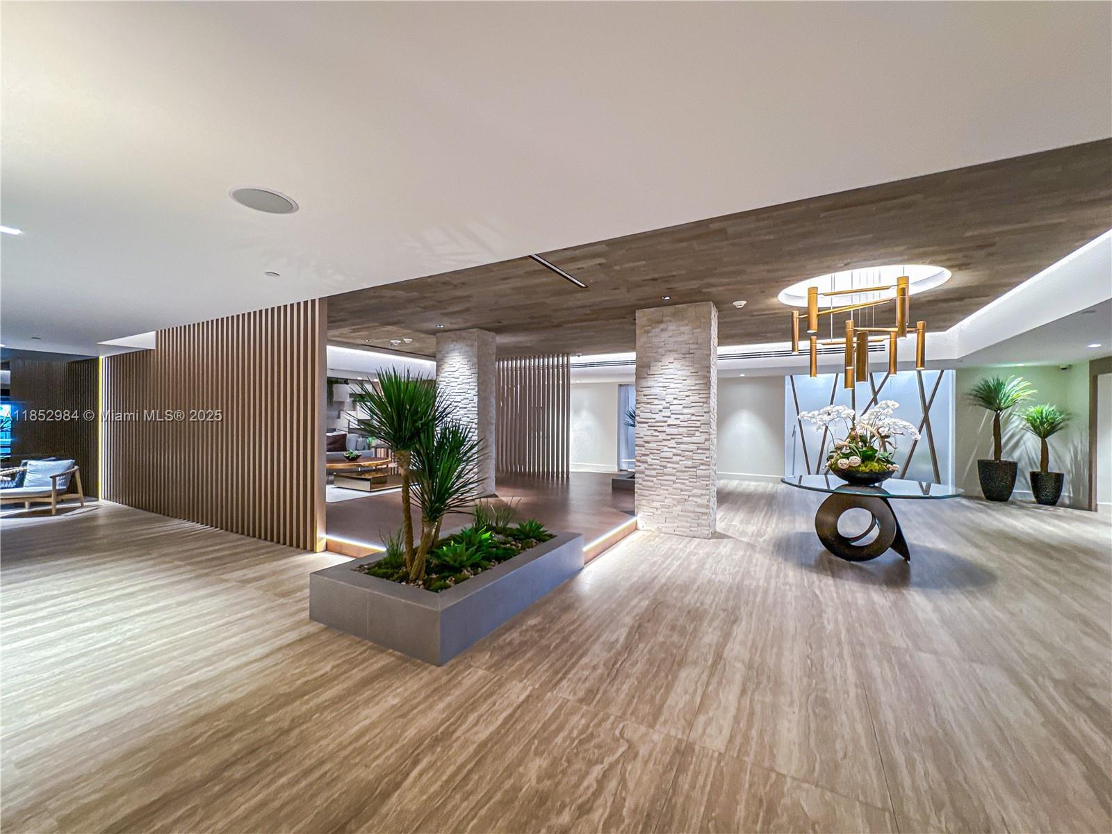 2301 Collins Ave # 523