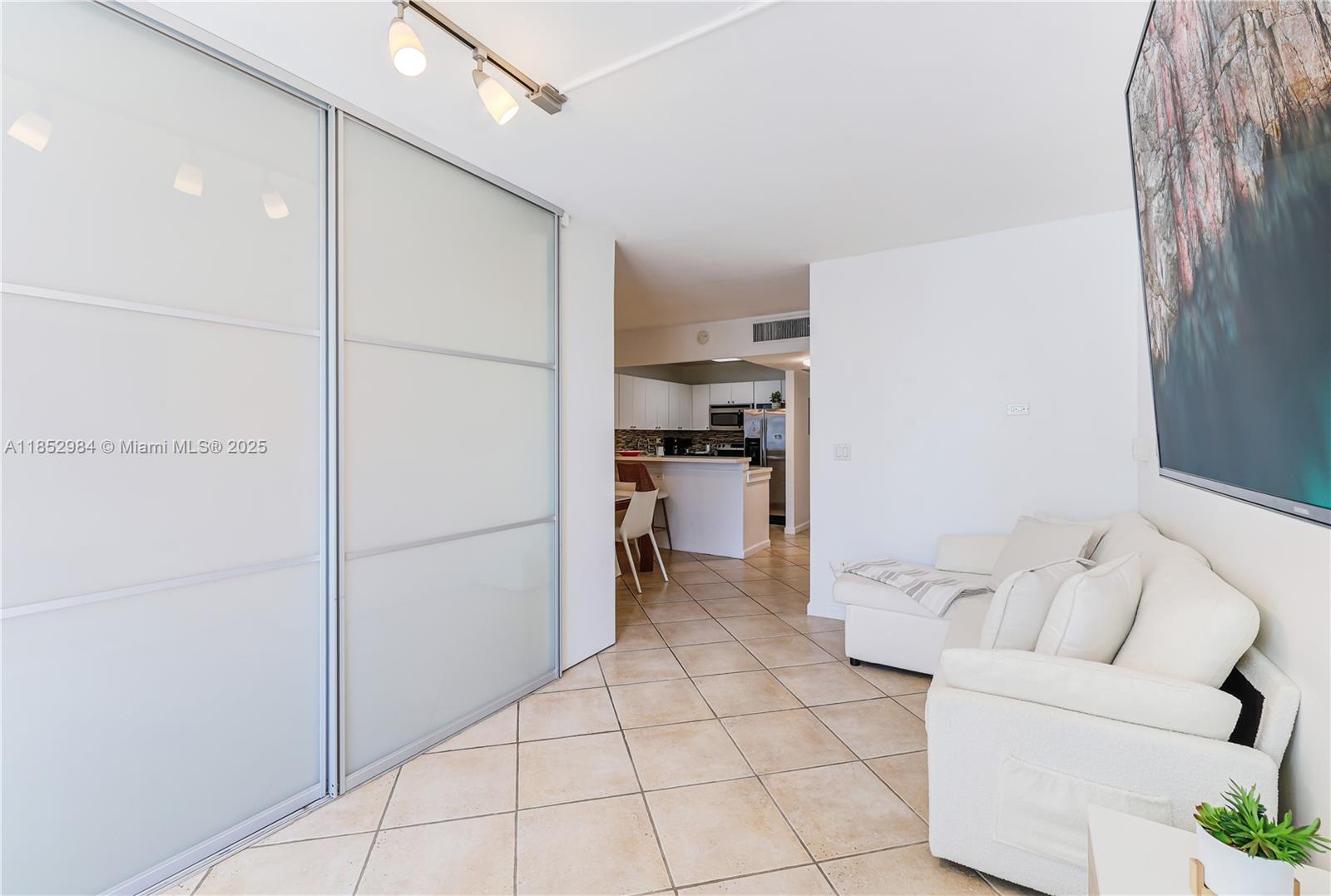 2301 Collins Ave # 523