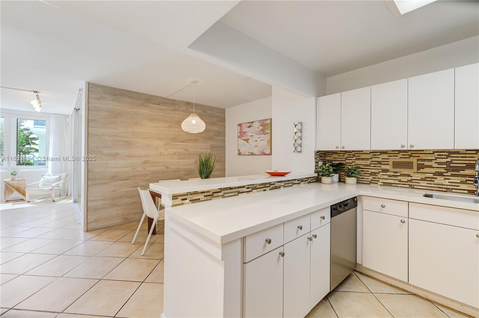 2301 Collins Ave # 523