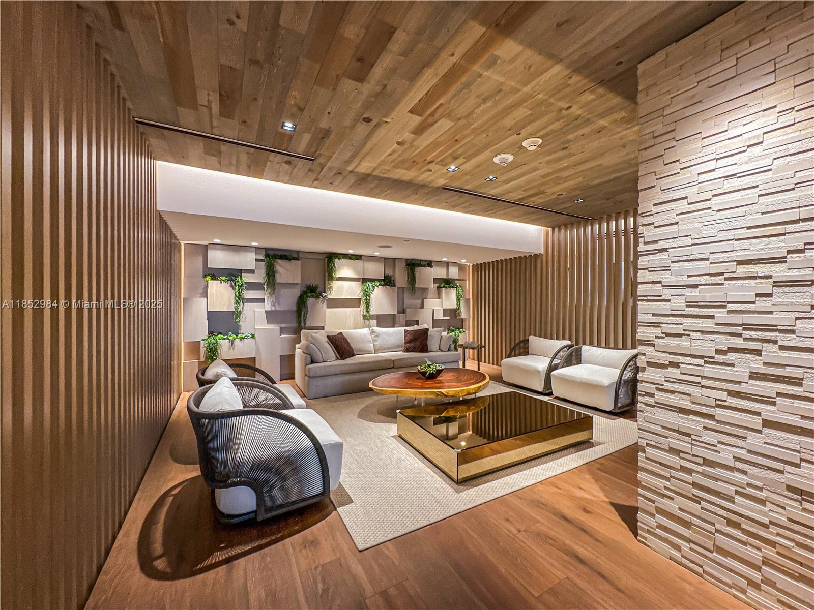 2301 Collins Ave # 523