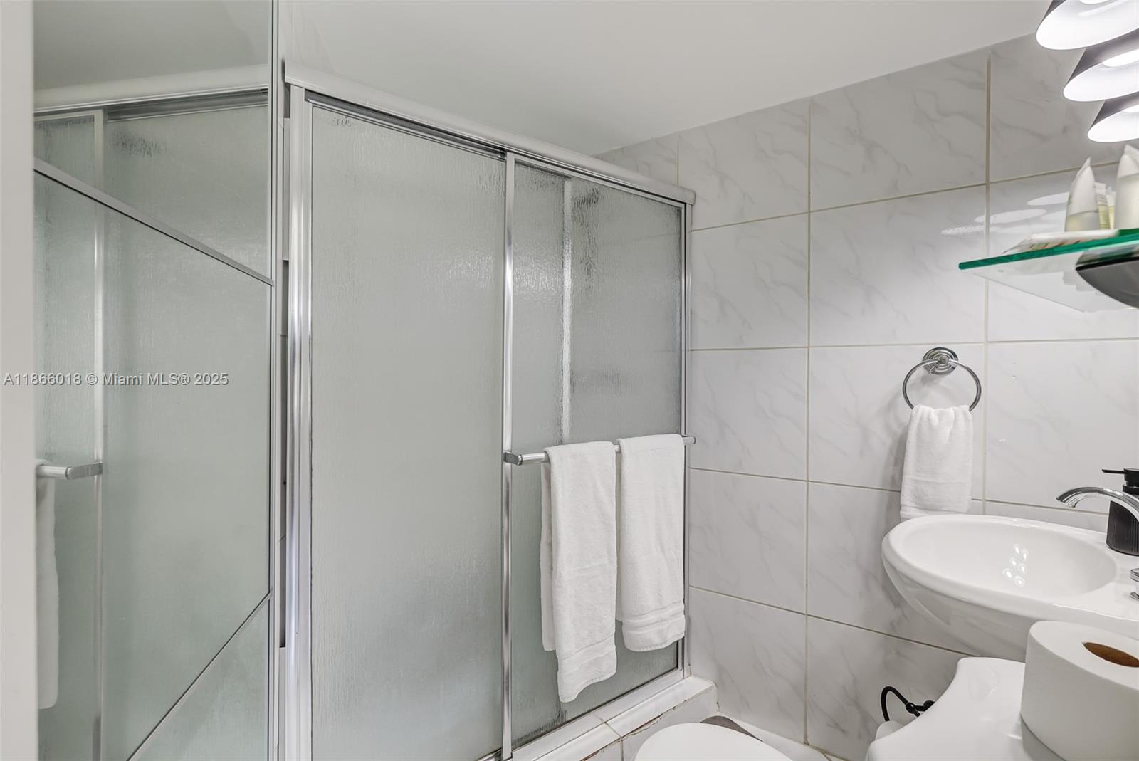 1881 Washington Ave # 4B