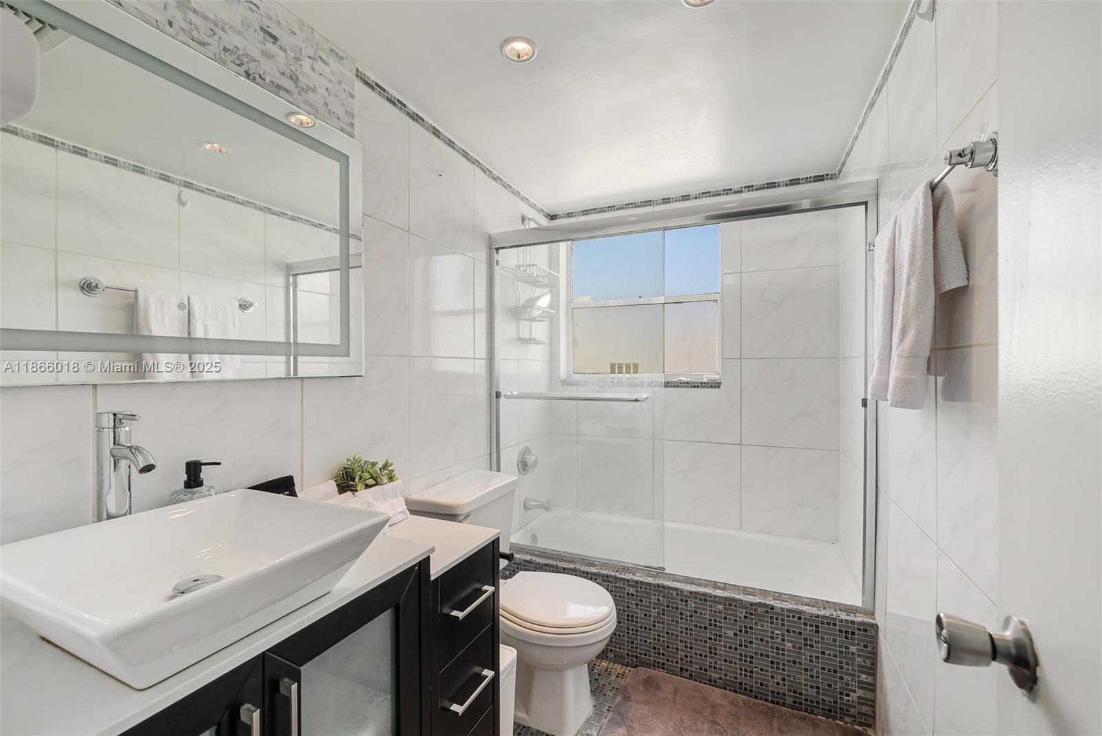 1881 Washington Ave # 4B