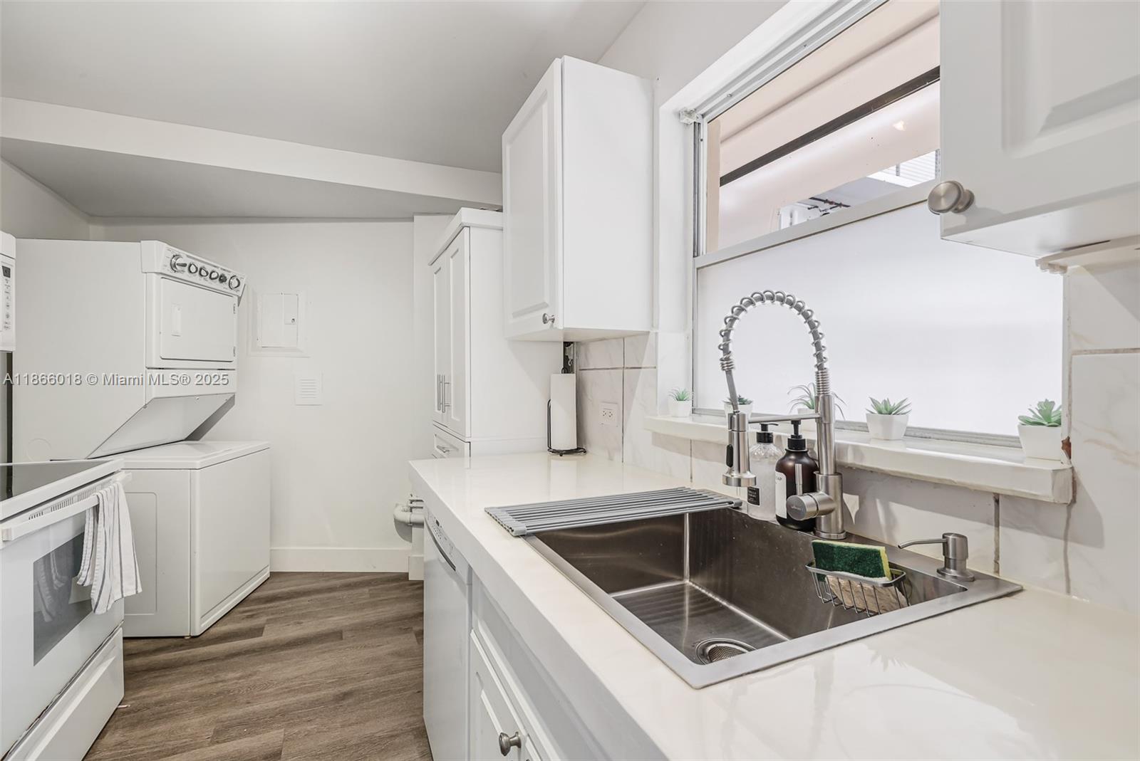 1881 Washington Ave # 4B