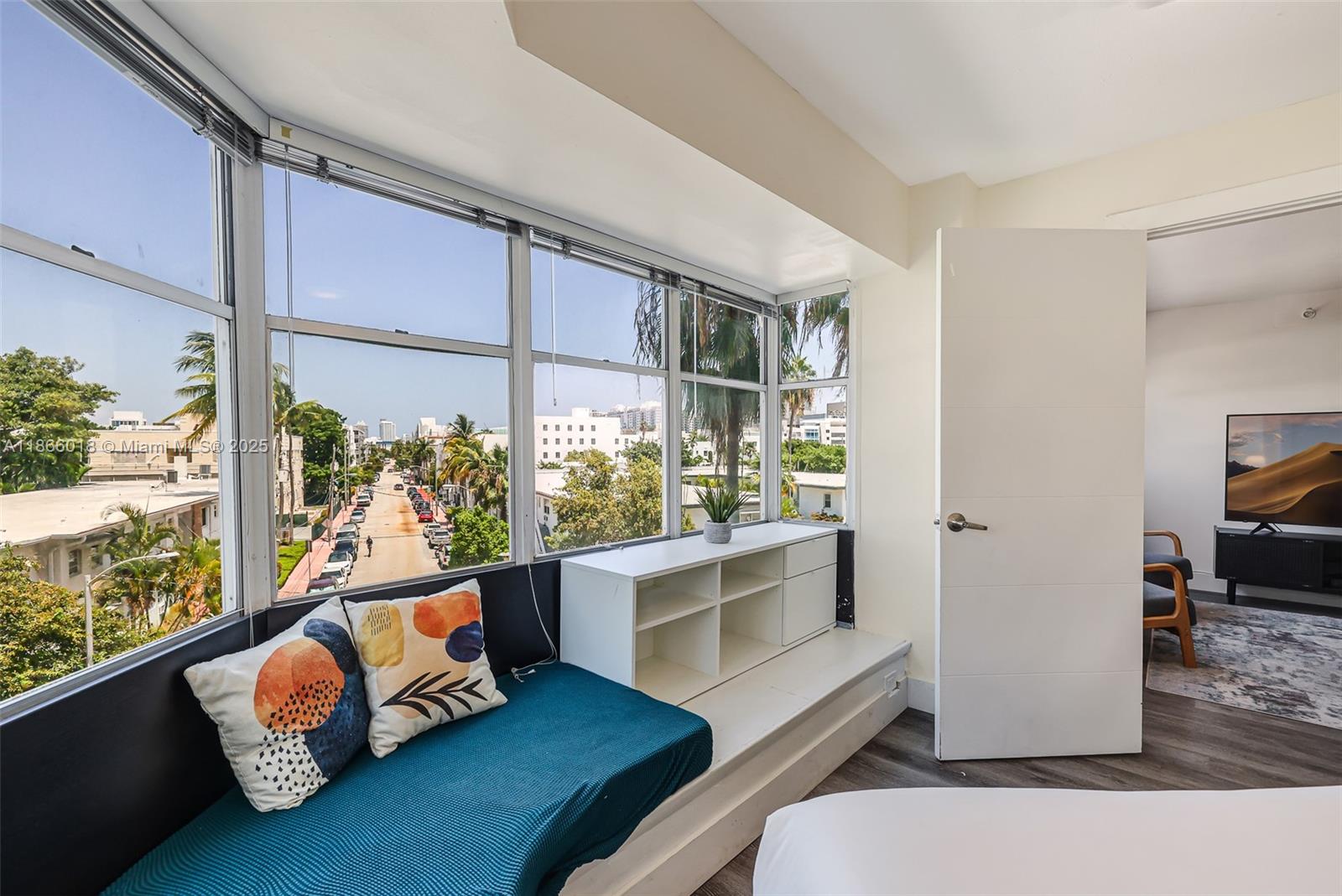 1881 Washington Ave # 4B