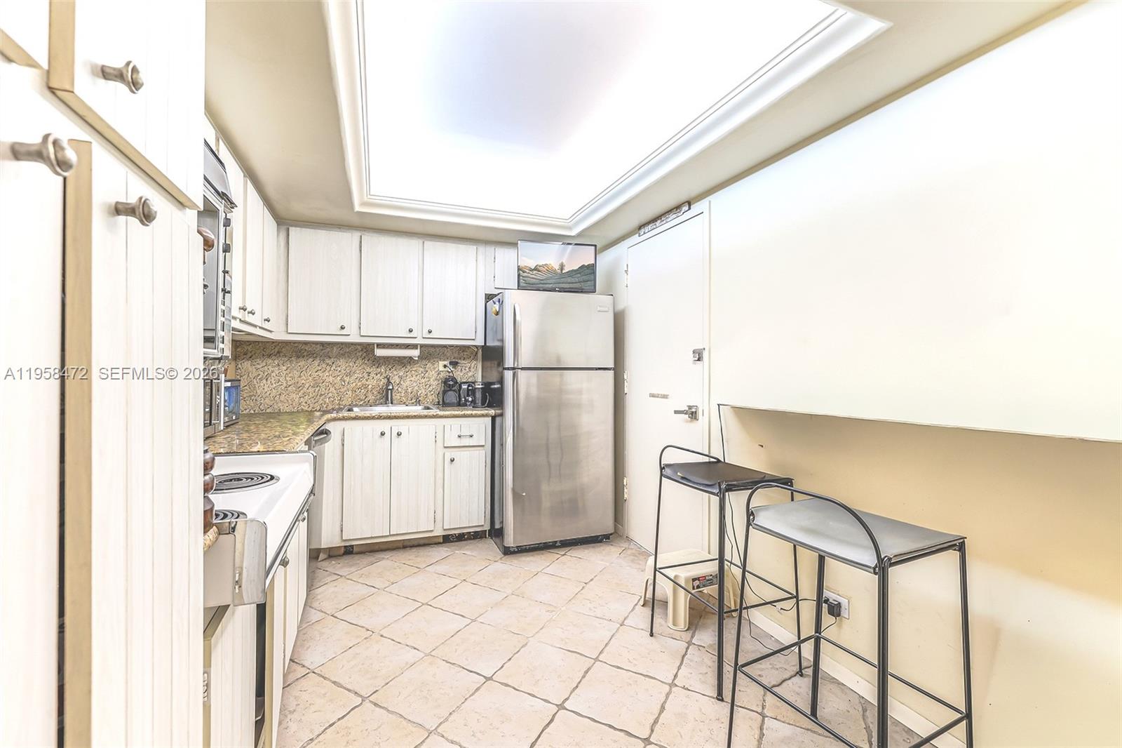 6039 Collins Ave # 833