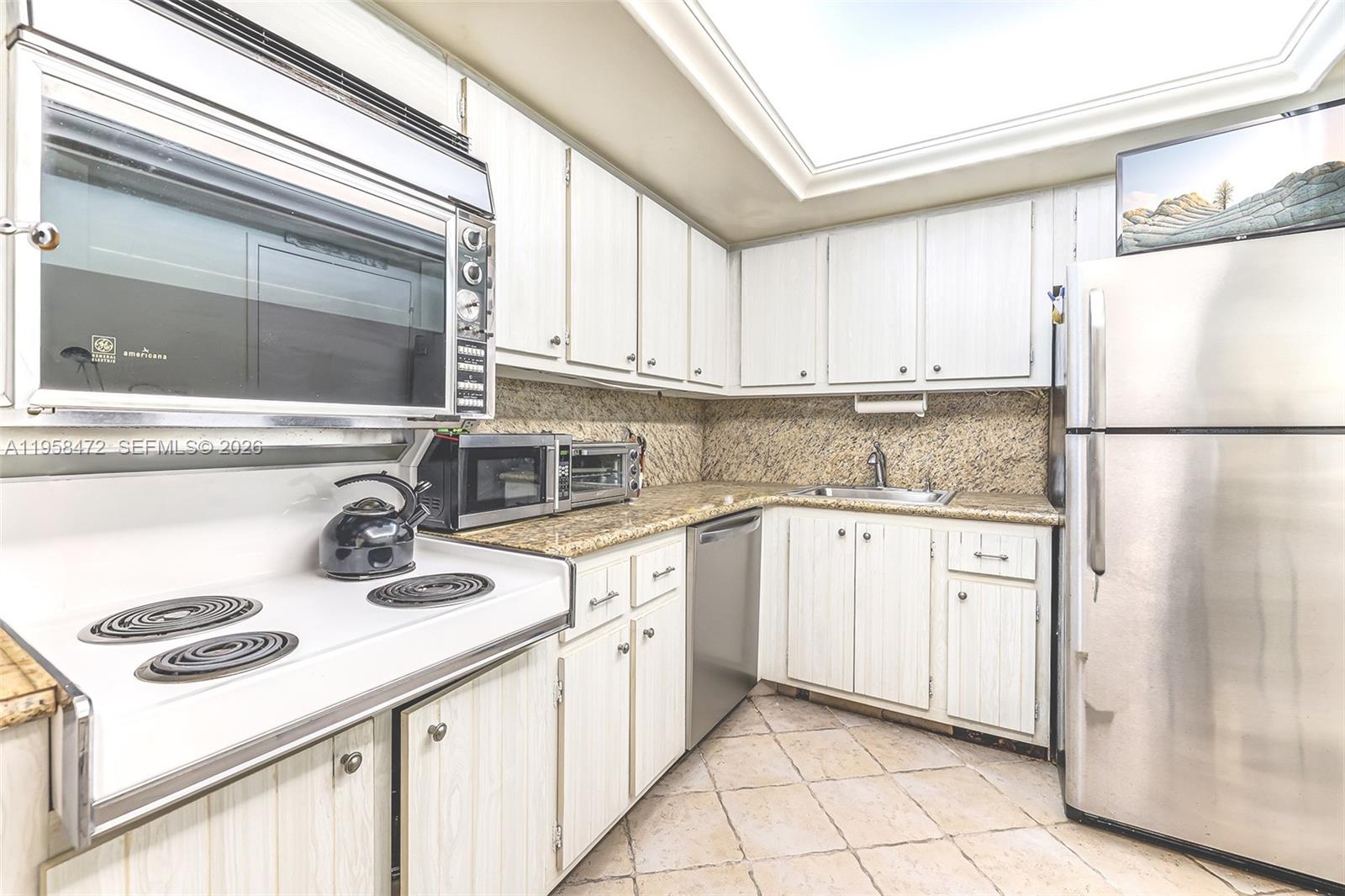 6039 Collins Ave # 833