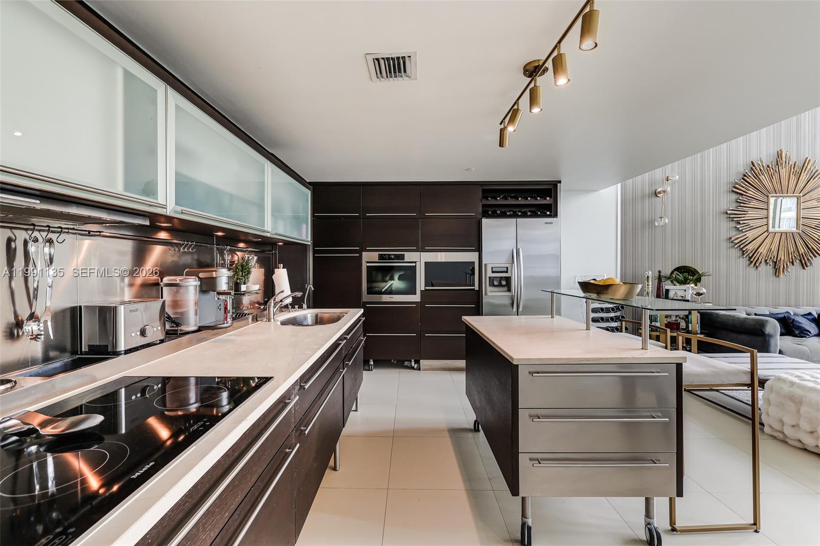 6000 Collins Ave # 523