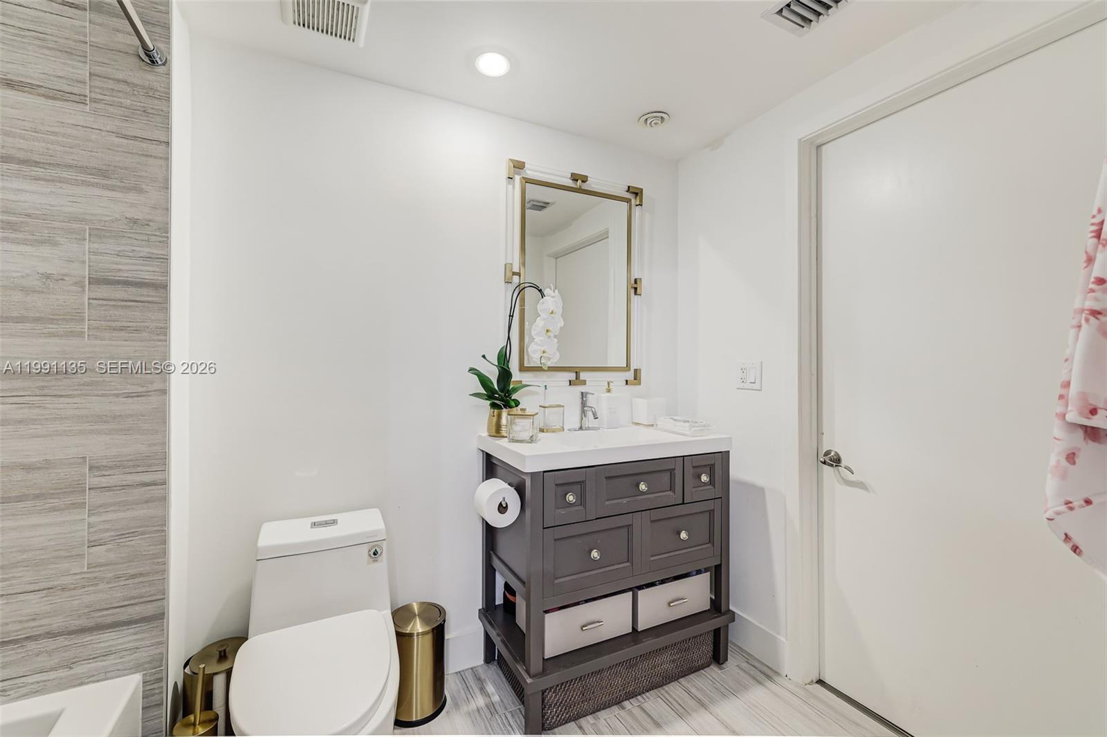 6000 Collins Ave # 523