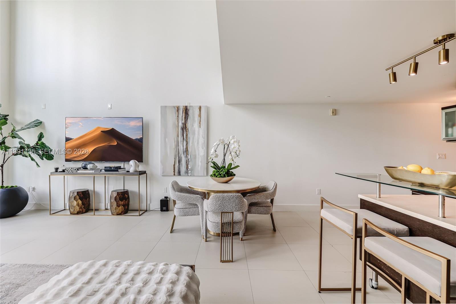 6000 Collins Ave # 523