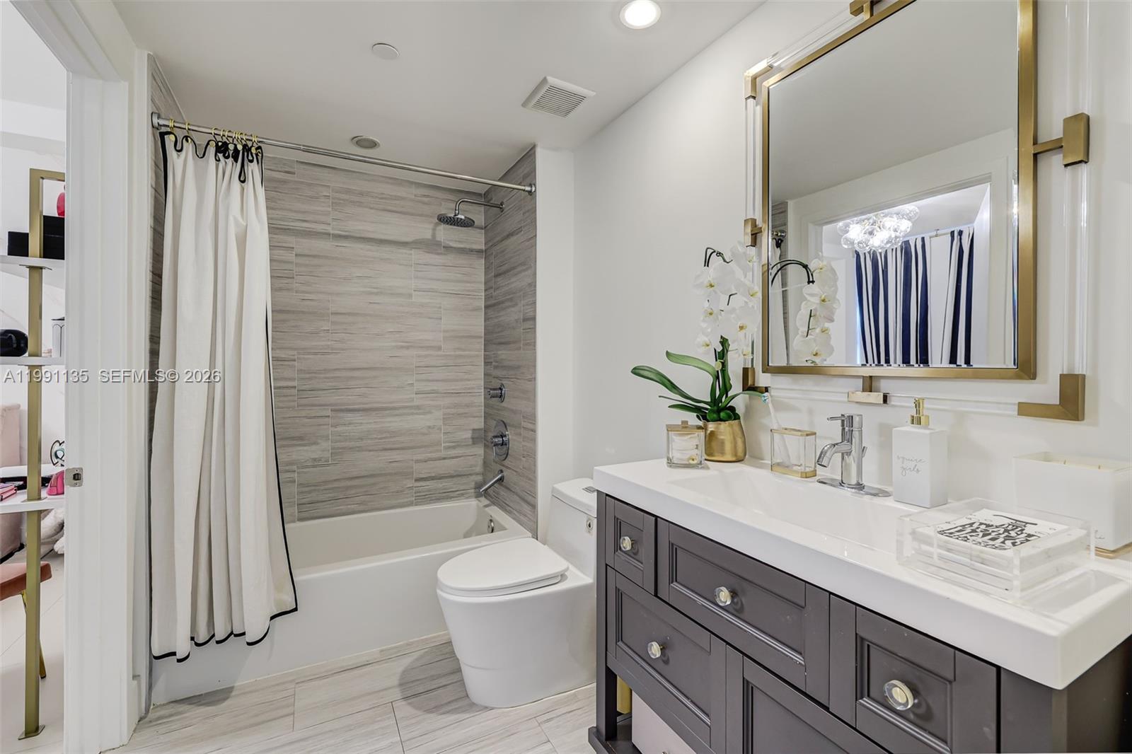 6000 Collins Ave # 523