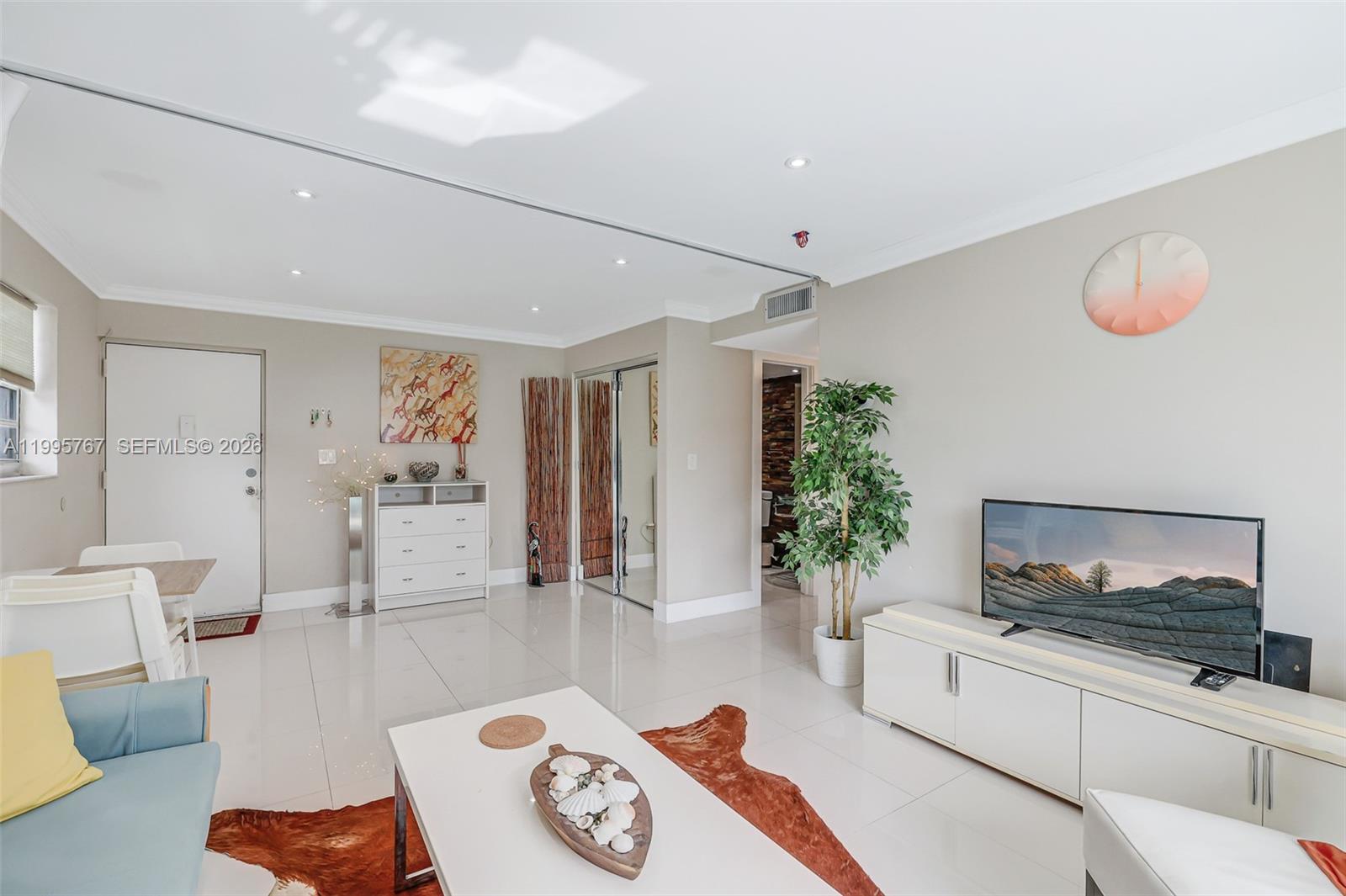 618 Euclid Ave # 204