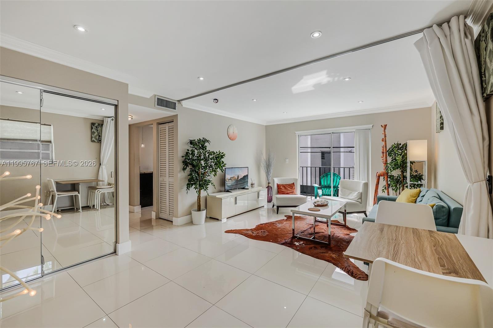 618 Euclid Ave # 204