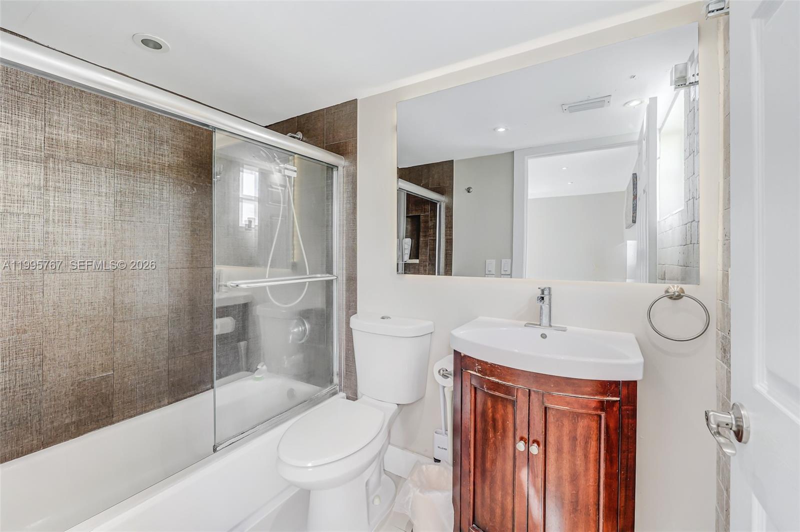 618 Euclid Ave # 204