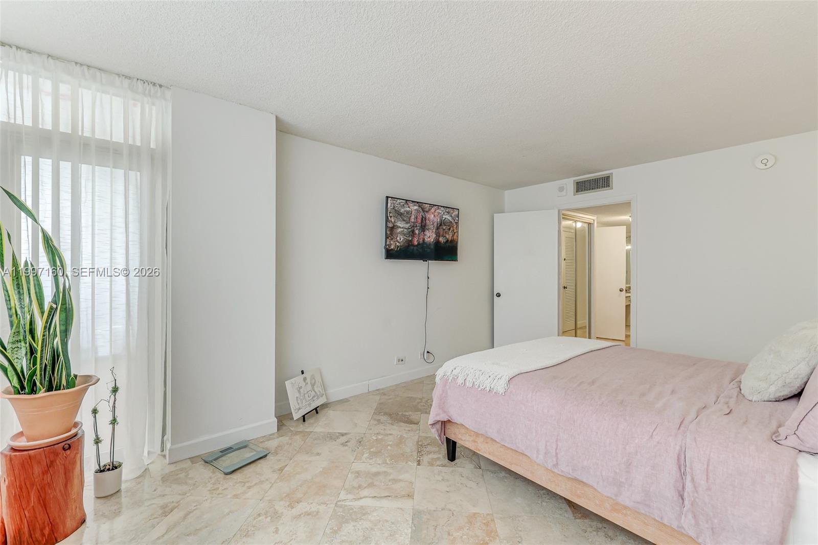 6039 Collins Ave # 1607