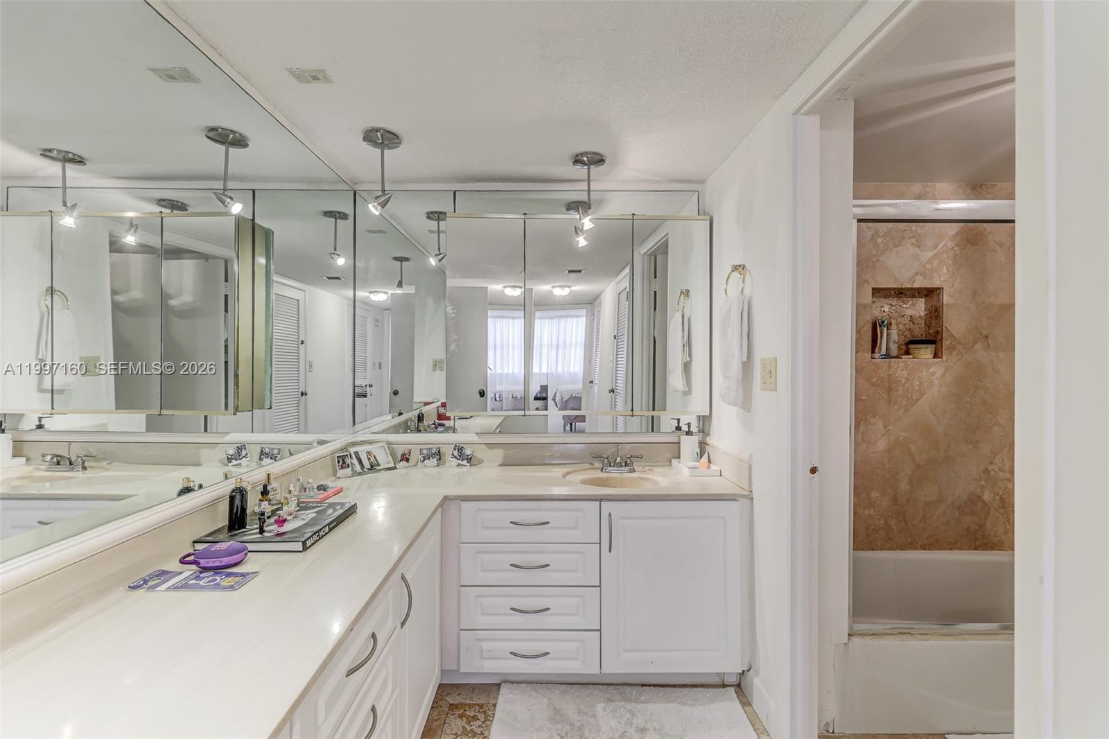 6039 Collins Ave # 1607