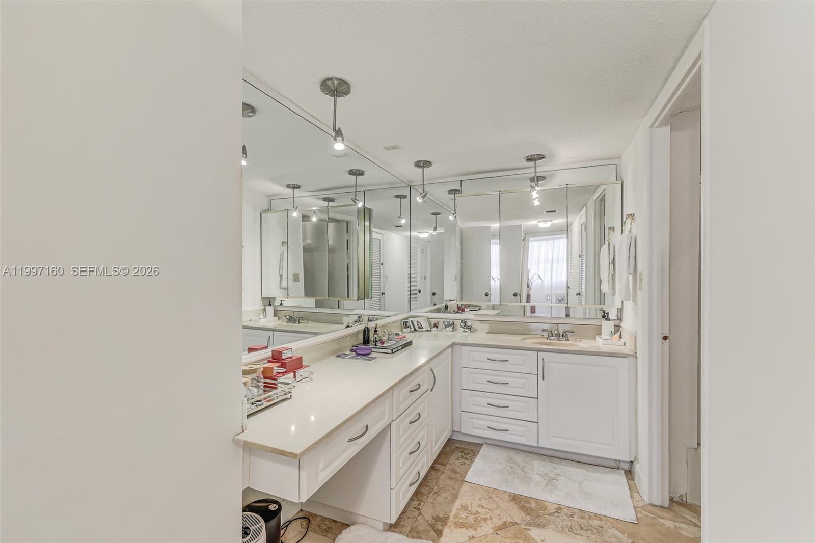 6039 Collins Ave # 1607