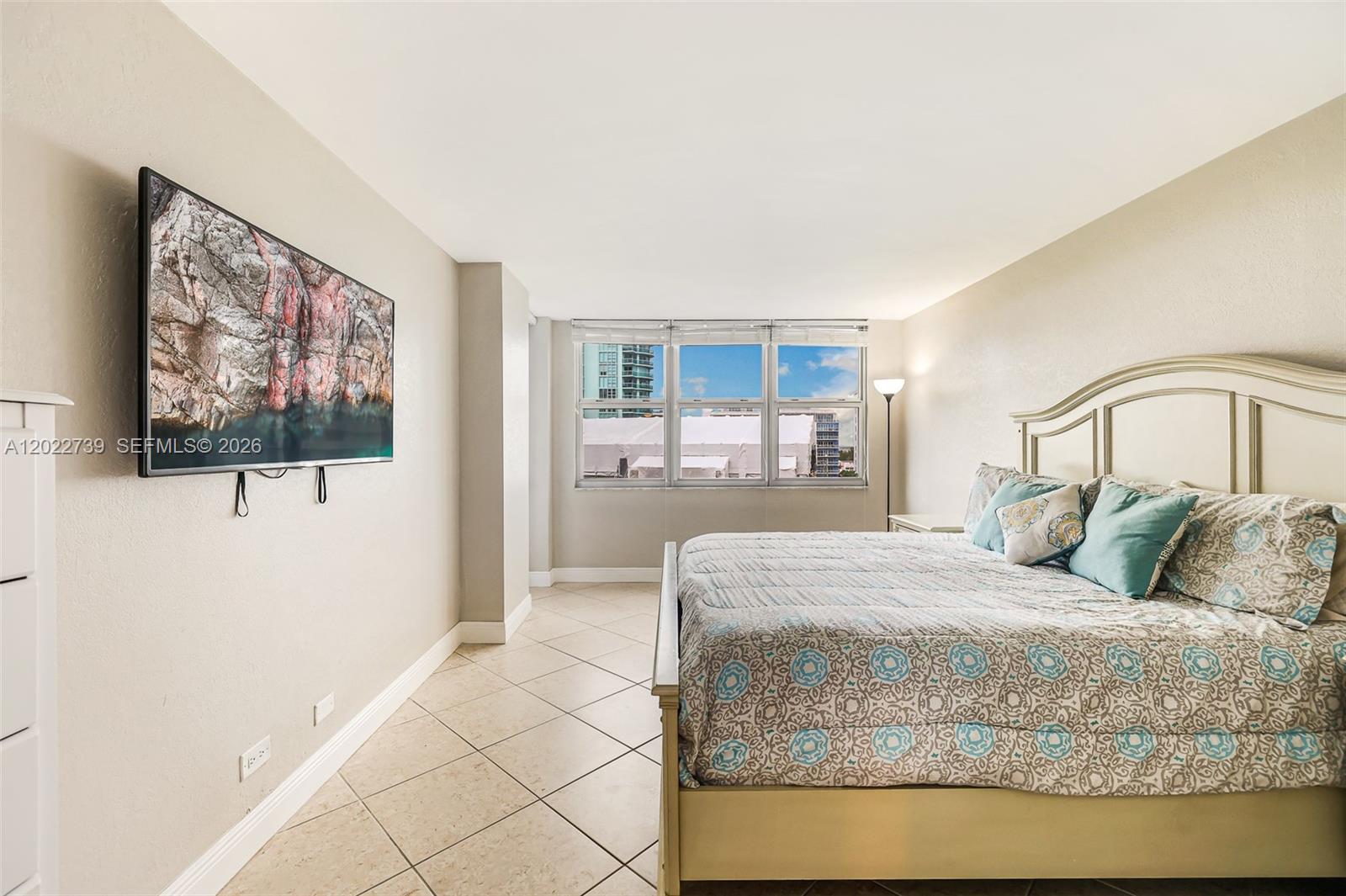 6039 Collins Ave # 936
