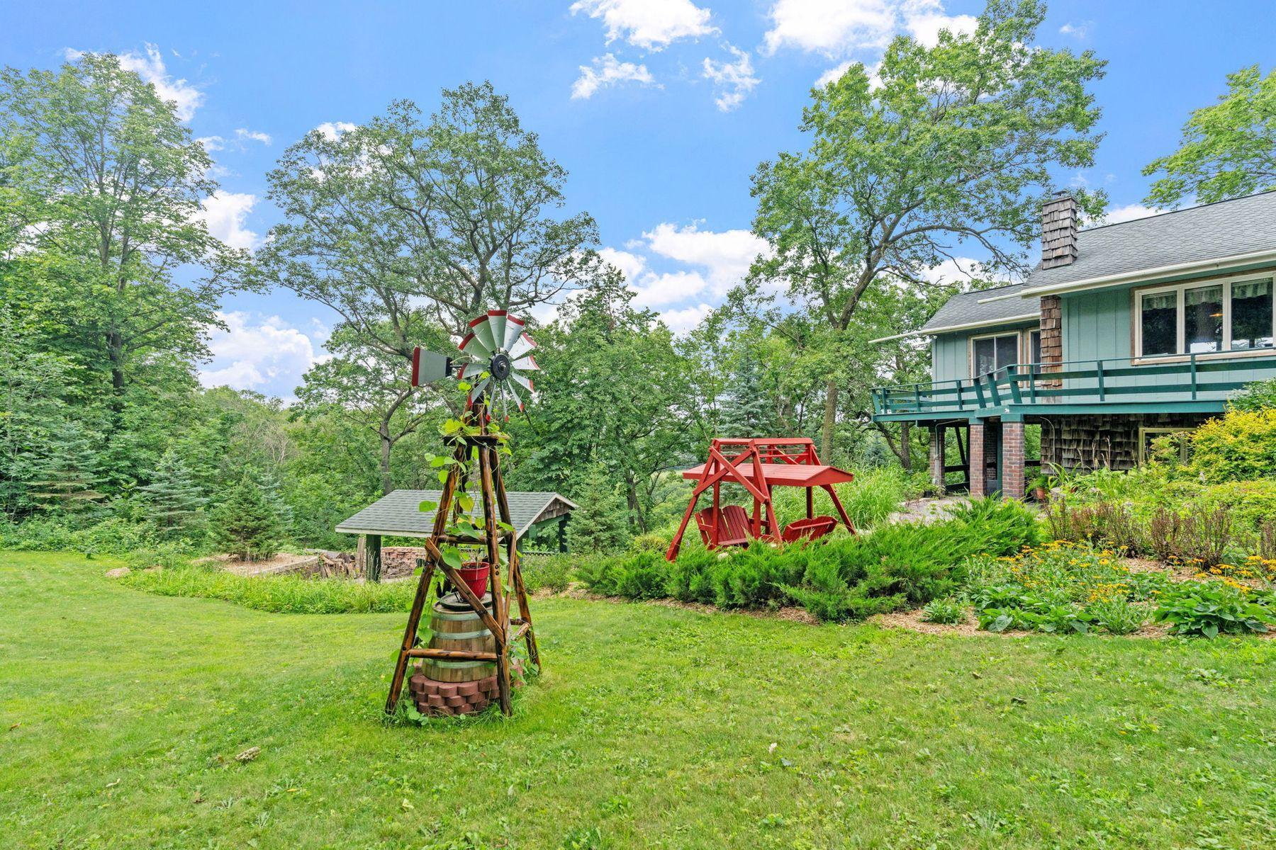 1079 Kings Park Road NW