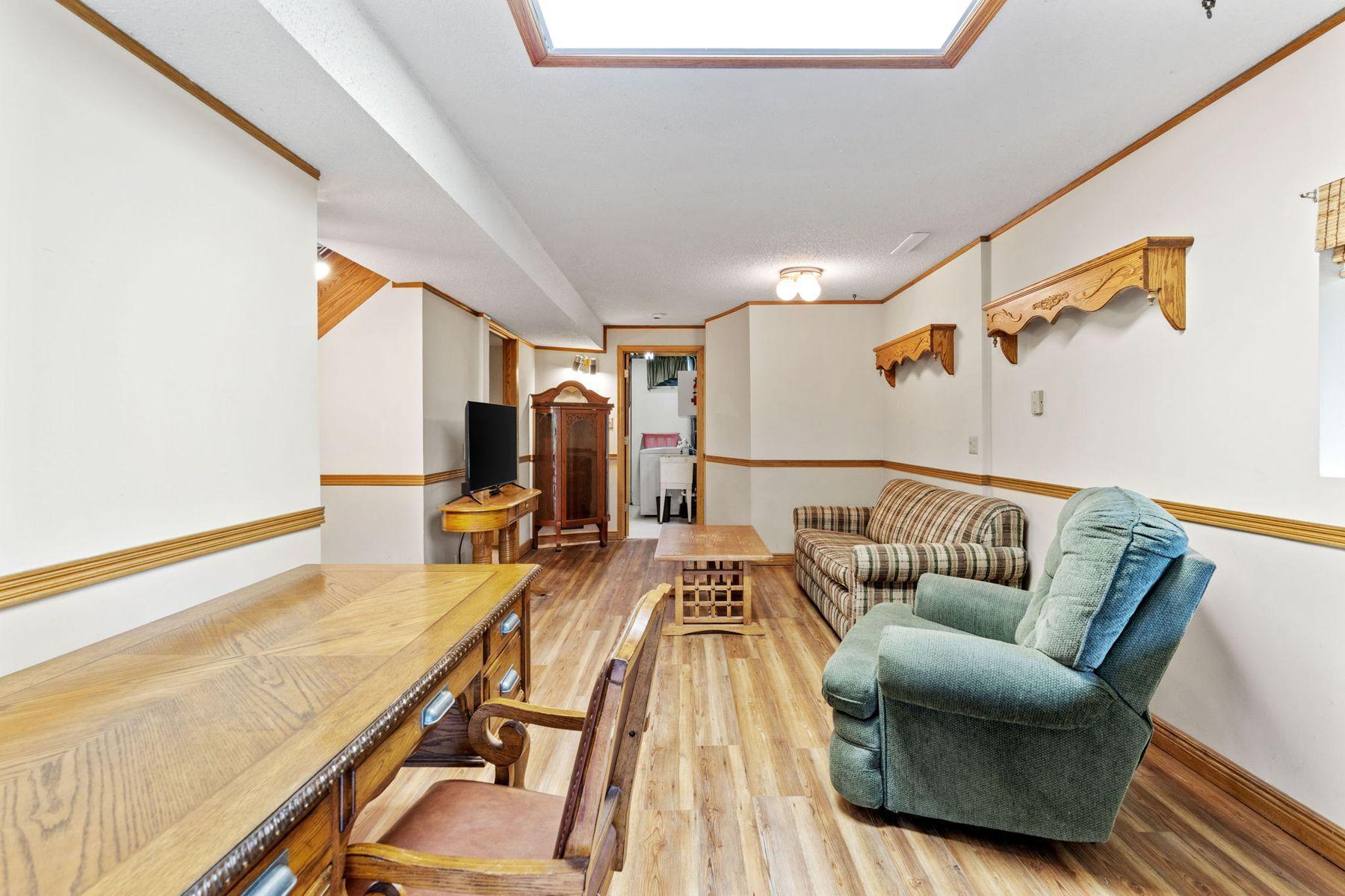1079 Kings Park Road NW