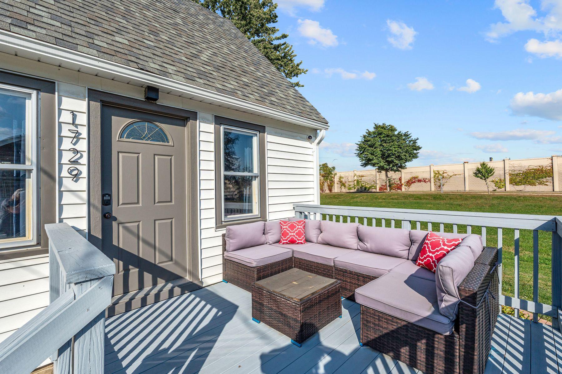 1729 Center Street W