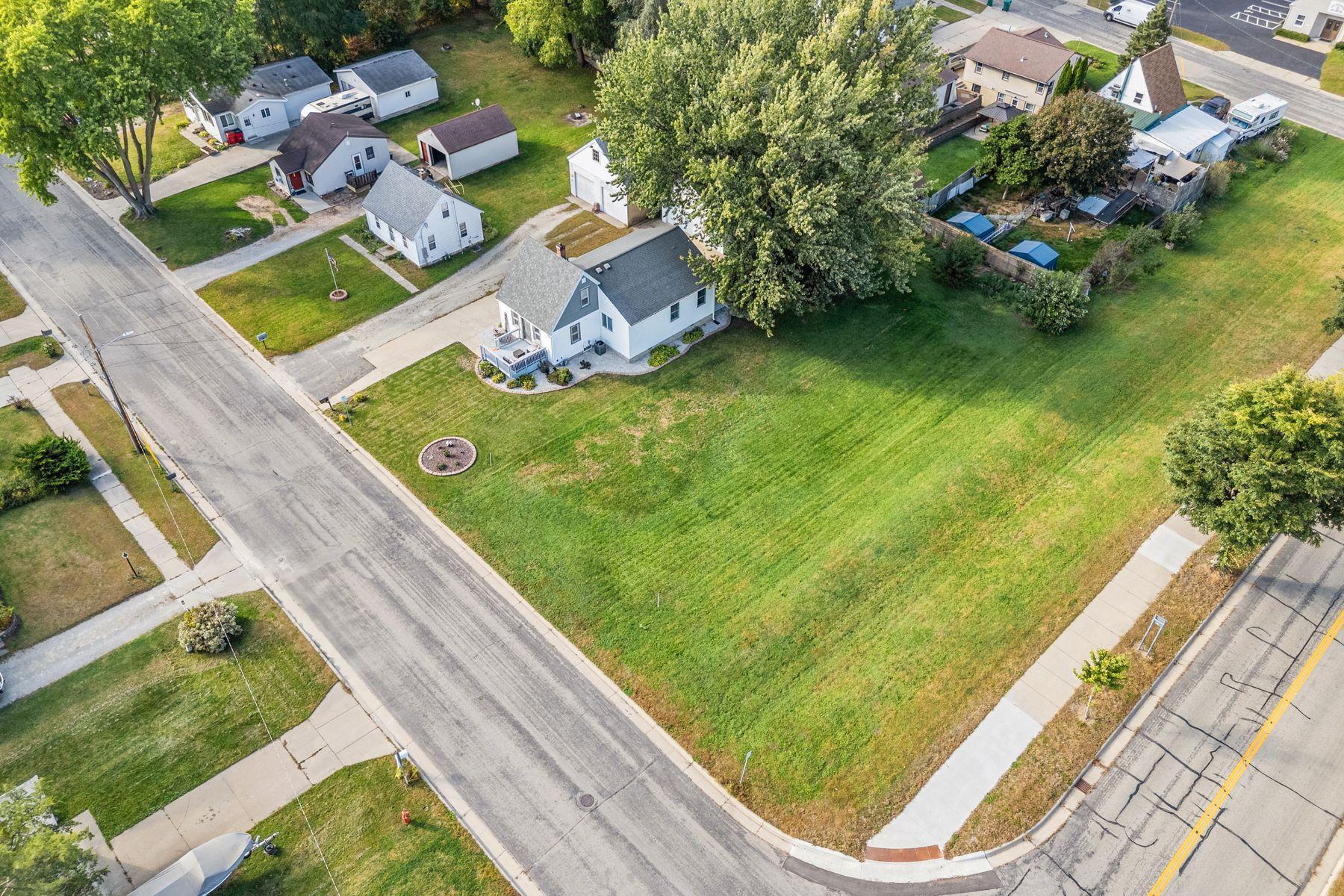 1729 Center Street W