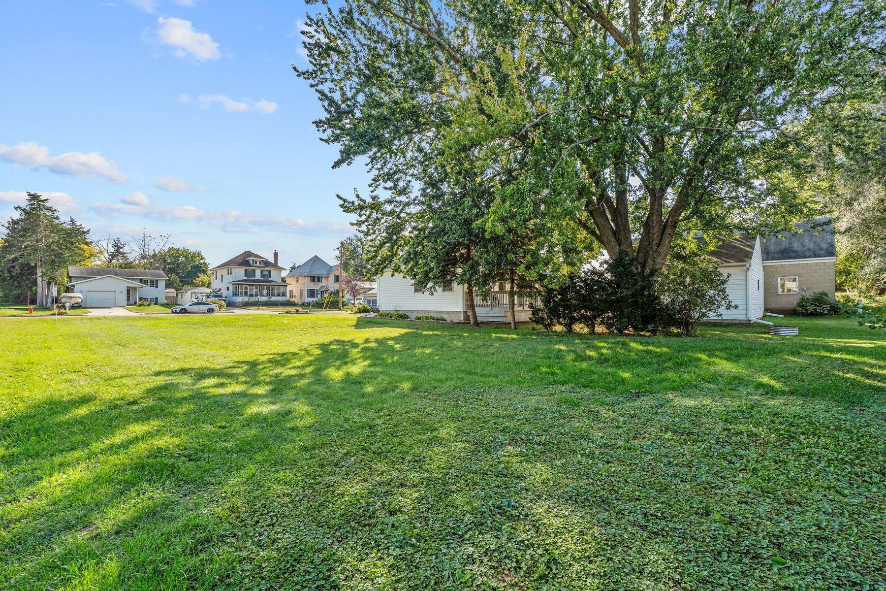 1729 Center Street W