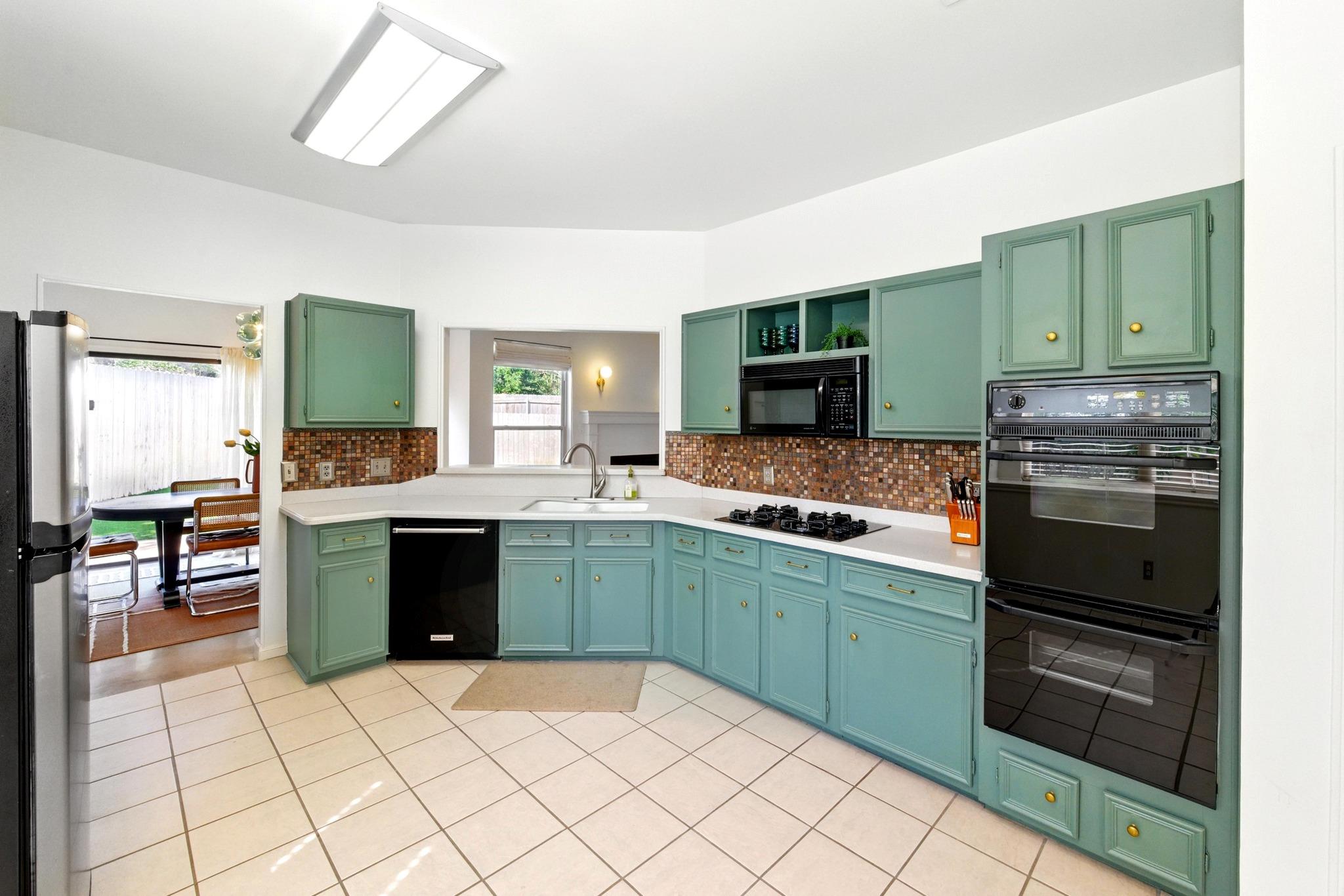 5807 Convict Hill RD