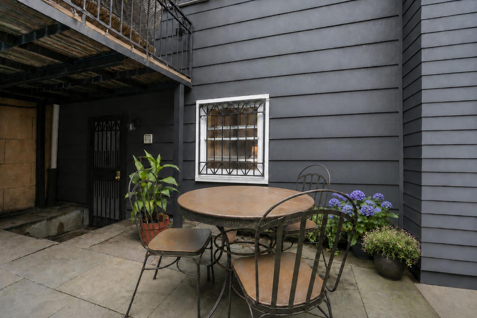 374 Adelphi Street