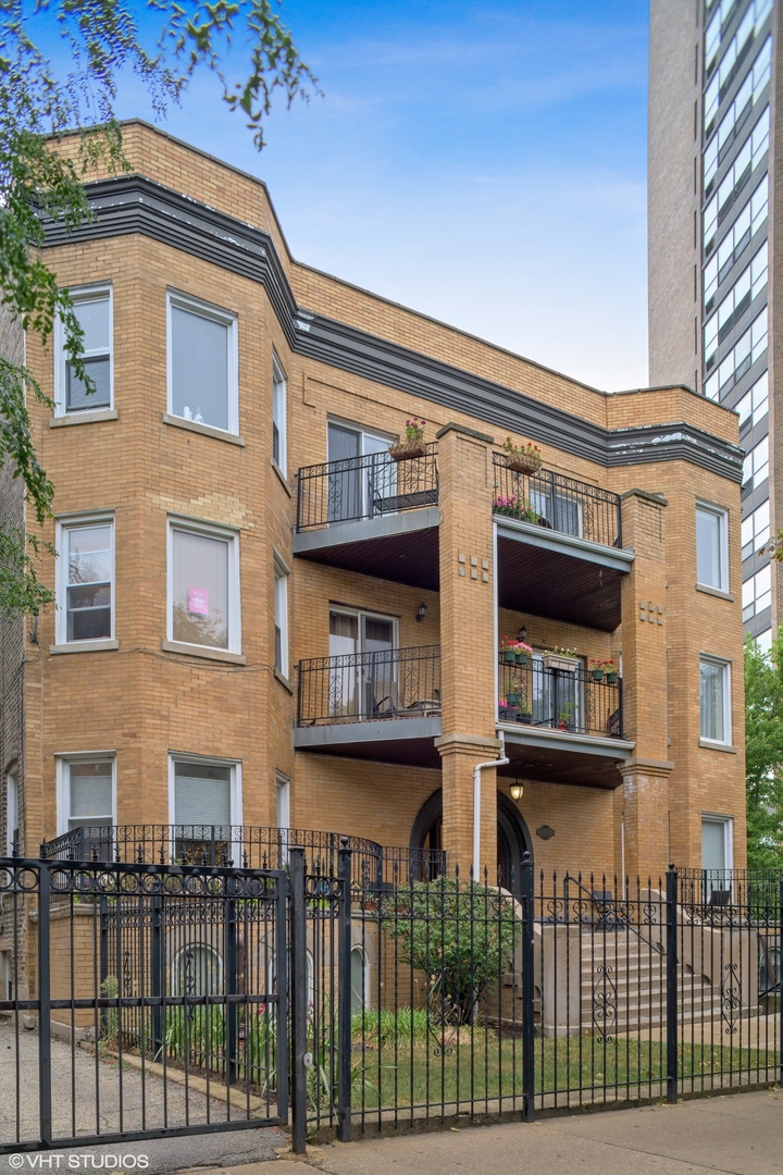 832 W Belle Plaine Avenue Unit: 3E
