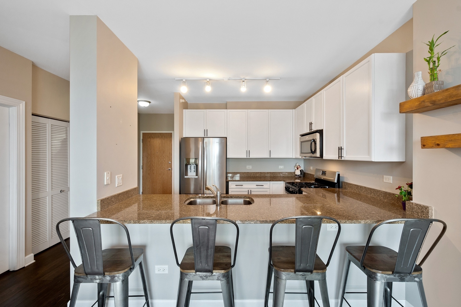 451 W Huron Street Unit: 1004