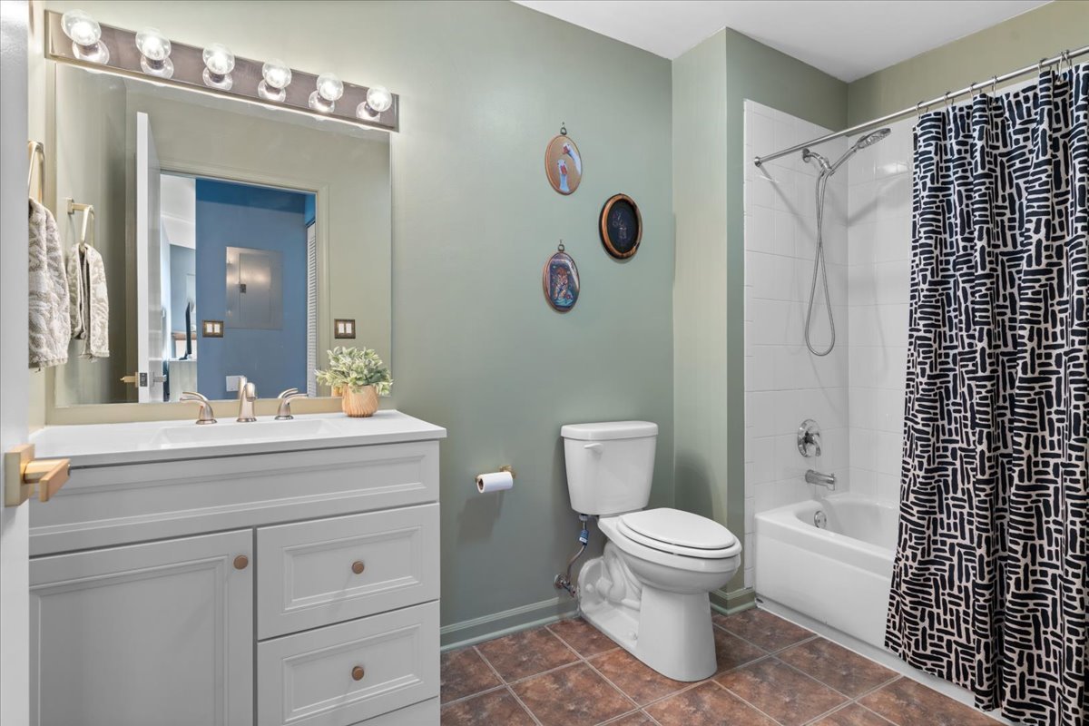 2337 W Wolfram Street Unit: 514