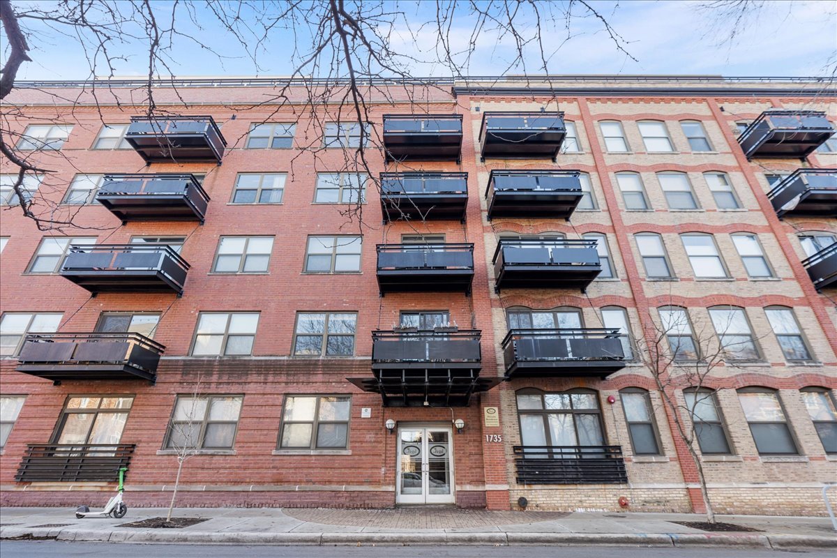 1735 W Diversey Parkway Unit: 203