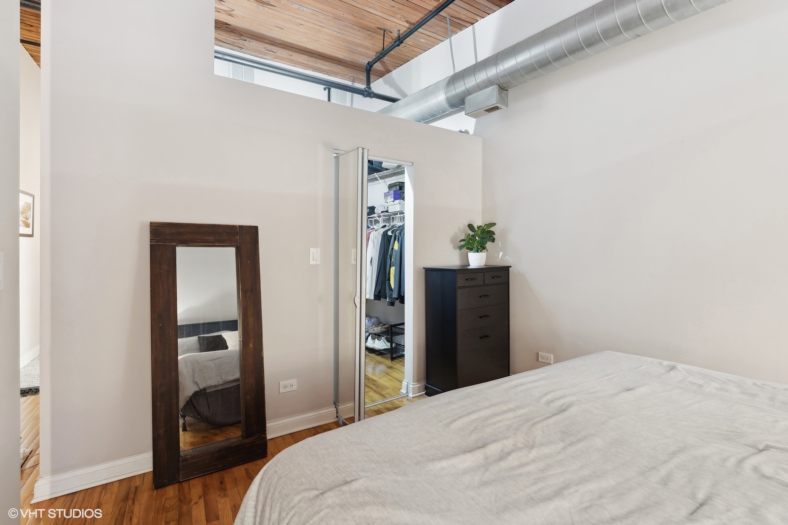 1670 N Claremont Avenue Unit: 106