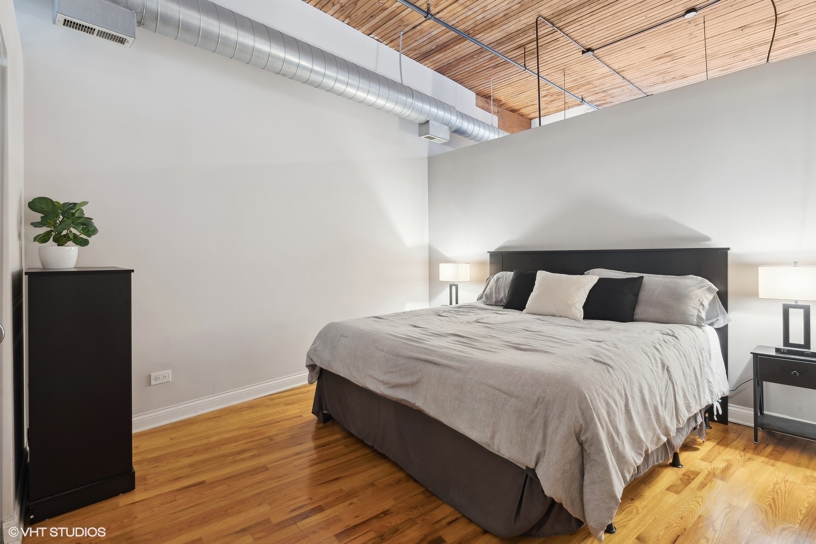 1670 N Claremont Avenue Unit: 106