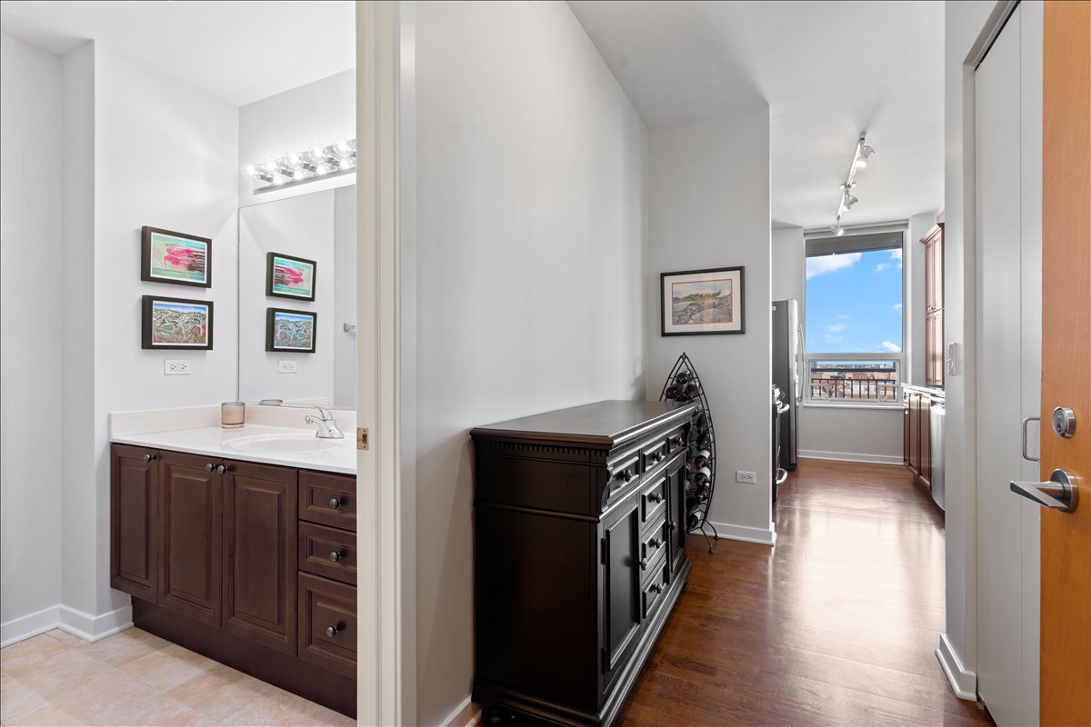 330 W Grand Avenue Unit: 1104