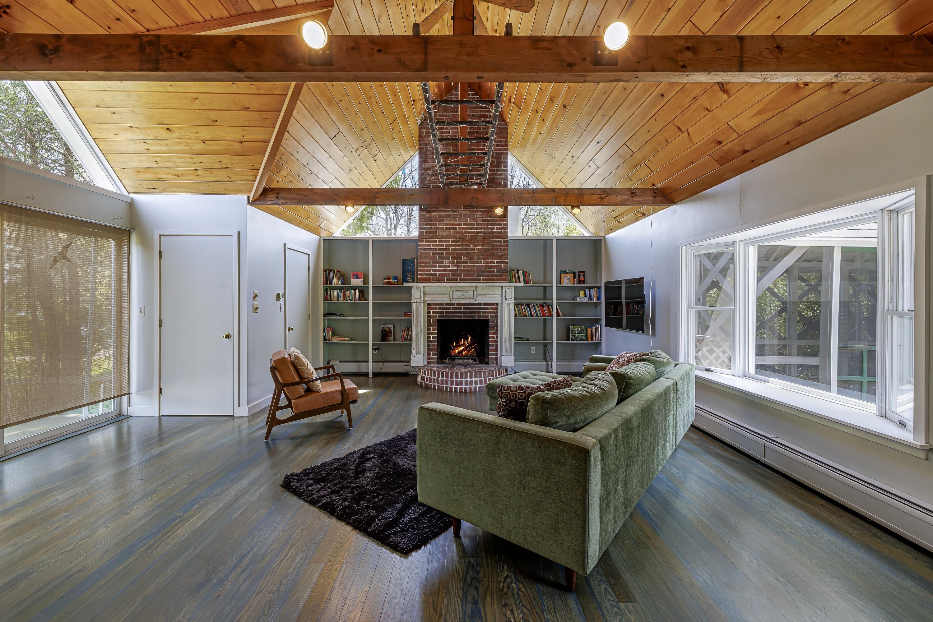 898 Bay Road