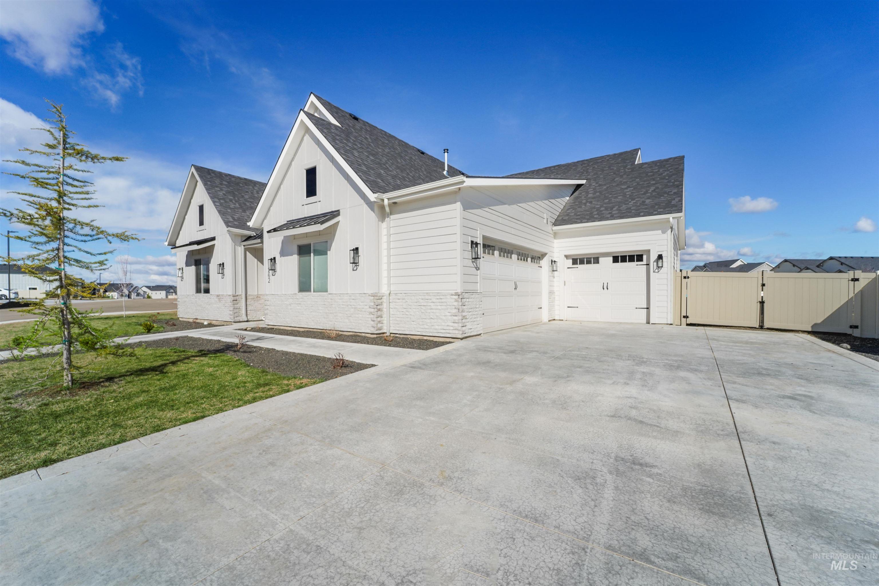 262 W Moray St