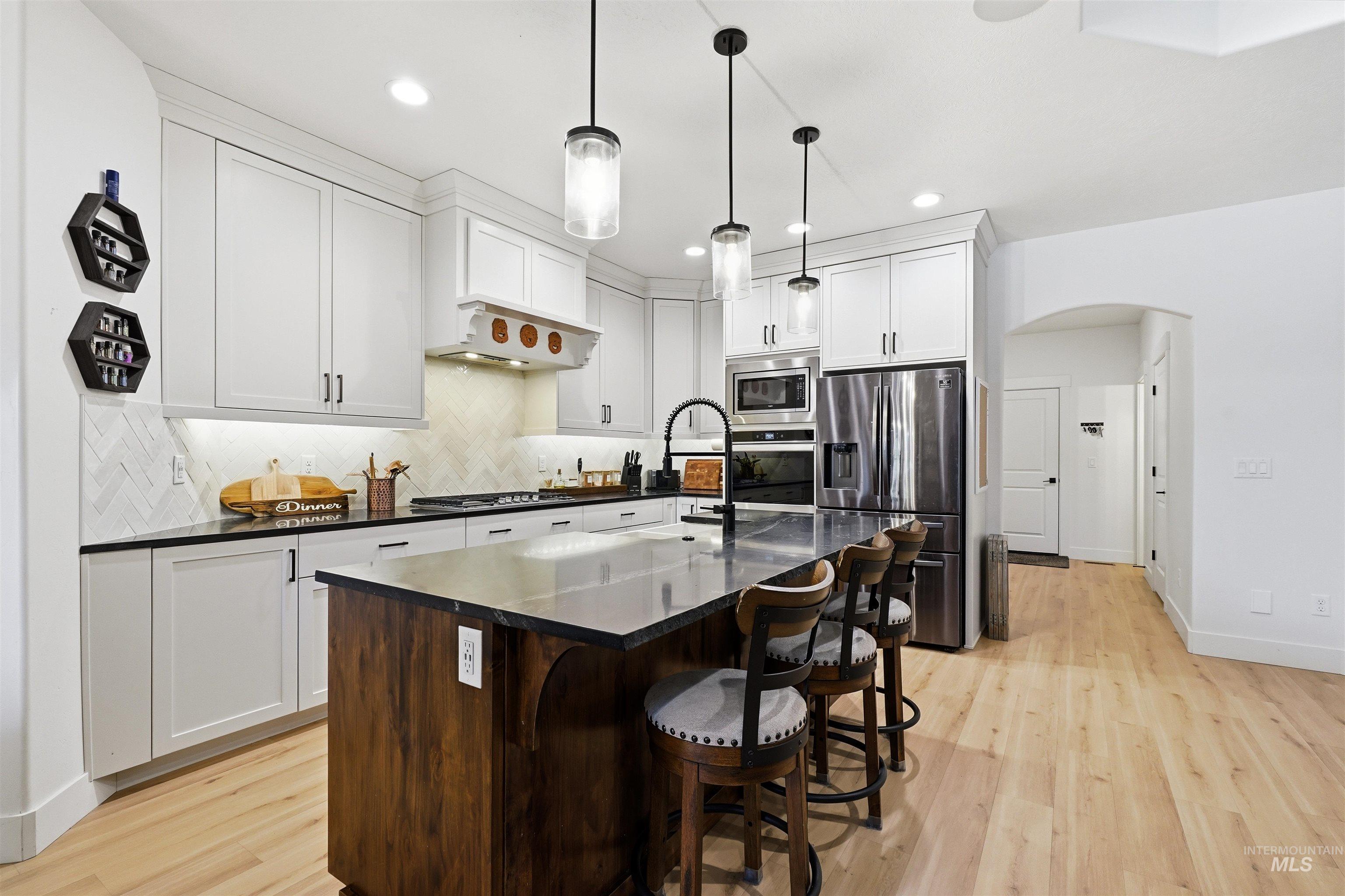 229 W Moray St