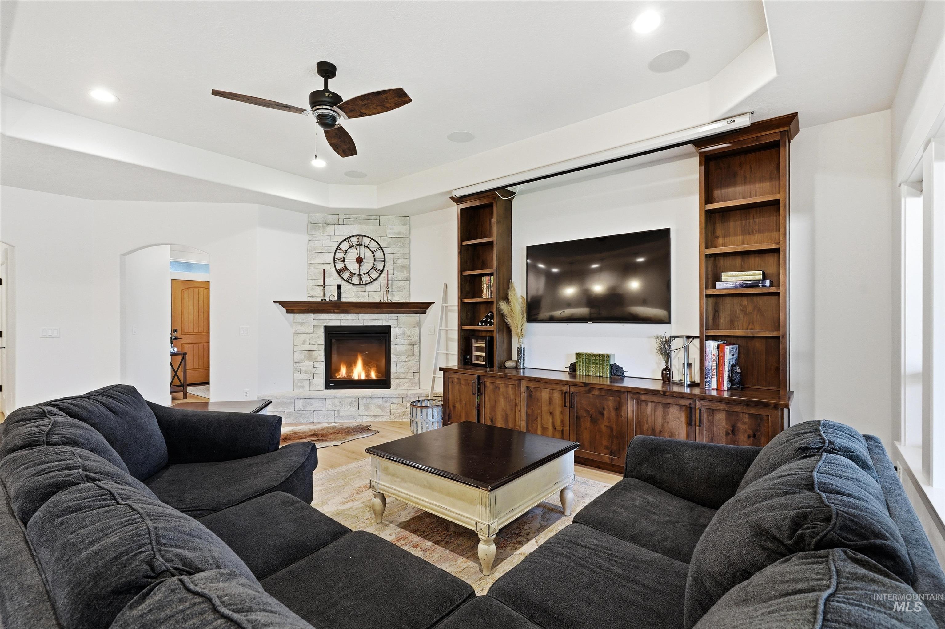 229 W Moray St