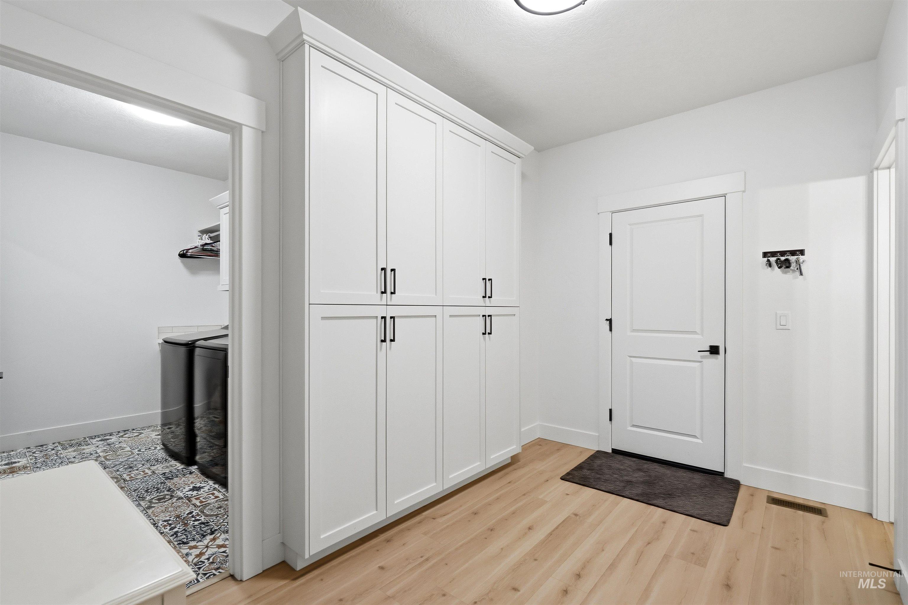 229 W Moray St