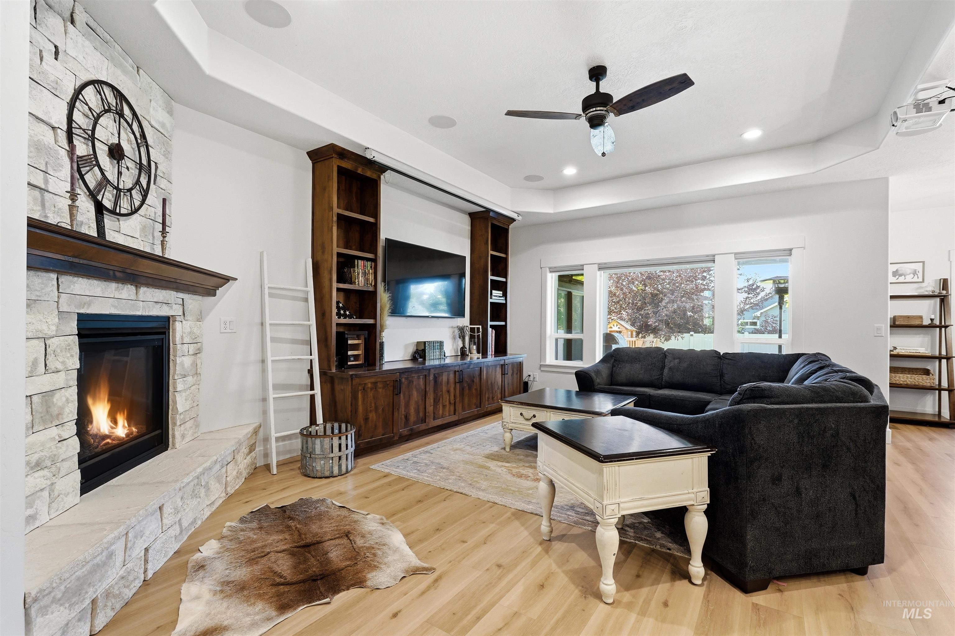 229 W Moray St